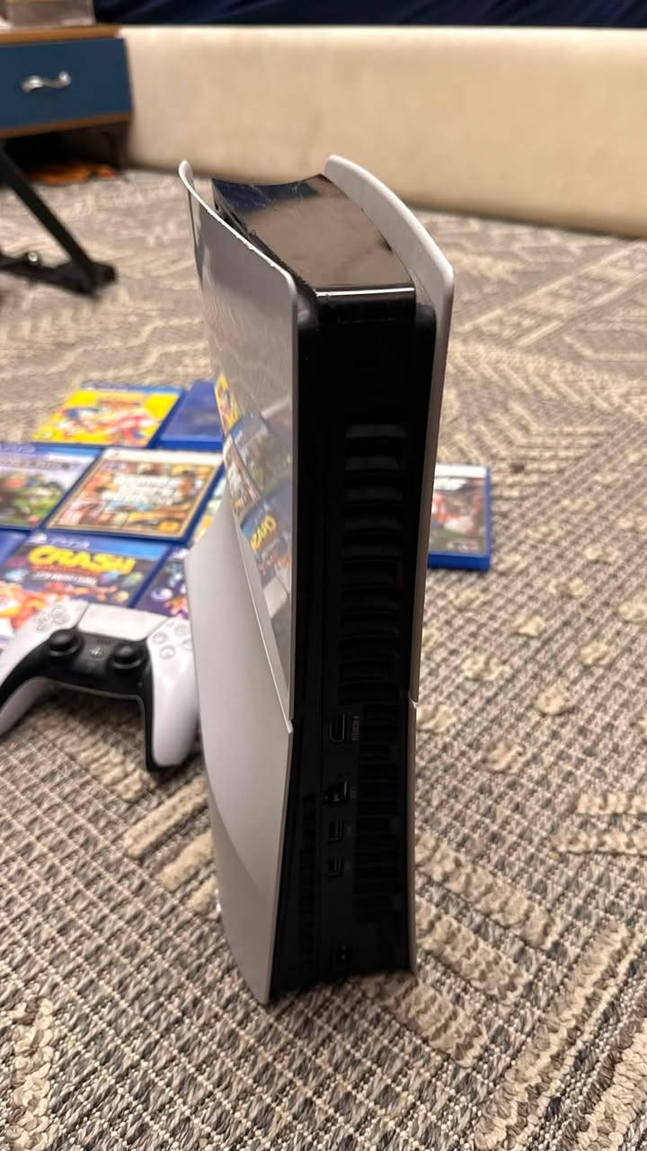 سلام عليكم
بلي 5 -ps5 +بكج دركسون كامل هوة ولستاند مالتنه
+مجموعة اقراص ps5/ps4
1.البلي شغال ممتاز بدون اي مشاكل او حماوه
بس بي مشكله بلقرص من ادخل لقرص يشكل جوه ما ادري ليش 
الجهاز يشتغل تنزل وتلعب عليه العاب طبيعي بدون اي مشاكل 
الملحقات 
كارتونه واير التشغيل وجويستك اصليه
سعر 550 وبي مجال 

2.دركسون لوجيك G29 كير وشفتات ستيرن شغال 100% يشتغل على ال
Pc+ps4+ps5
ويا ستاند معدن كامل 
سعرة كامل ب 300 الف بي مجال

3.اقراص 

EA Sports FC 26 (PS5) — 35,000 دينار
 The Crew Motorfest (PS5) — 25,000 دينار
 GTA V (PS5) — 25,000 دينار
 Ratchet & Clank: Rift Apart (PS5) — 25,000 دينار
 Crash Bandicoot 4 (PS4) — 20,000 دينار
 The Crew Motorfest (PS4) — 20,000 دينار
 SpongeBob Cosmic Shake (PS4) — 18,000 دينار
 Minecraft VR (PS4) — 15,000 دينار
 Sonic Mania Plus (PS4) — 15,000 دينار
 Sonic Forces (PS4) — 12,000 دينار
 Lego Batman 3 (PS4) — 10,000 دينار

اذا تاخذهن شلع يختلف سعر 
مكان بغداد 
***********
