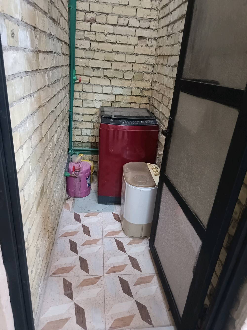 يالله السلام عليكم خوان بيت للبيع في الدورة البعيثة مقابل مجمع العدل الثاني شارع البيطرة مساحة 150متر عقد 117 متكون من غرفتين نوم  وصالة واستقبال  وصحيات  و حمام داخلي ومطبخ
السعر  110مليون وبيه مجال 
  الرقم  الاستفسار ***********
 الرقم الثاني ***********
السلام عليكم بيت للبيع في الدورة البعيثة مقابل مجمع العدل الثاني شارع البيطرة مساحة 150متر عقد 117 متكون من غرفتين نوم  وصالة واستقبال  وصحيات  و حمام داخلي ومطبخ