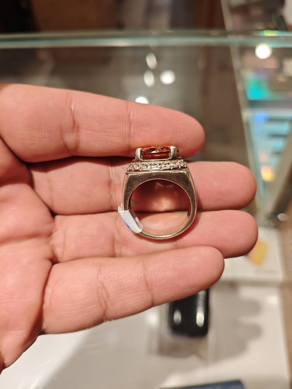 خاتم من حجر السترين الطبيعي 💎

قياس الخاتم: 23
حجر سترين بلون ذهبي برتقالي مميز، بتفاصيل ولمعة جميلة ✨
قطعة أنيقة ومميزة لعشاق الأحجار الكريمة.

التواصل واتساب /***********

او خاص باقي التفاصيل

يوجد توصيل لجميع انحاء العراق
