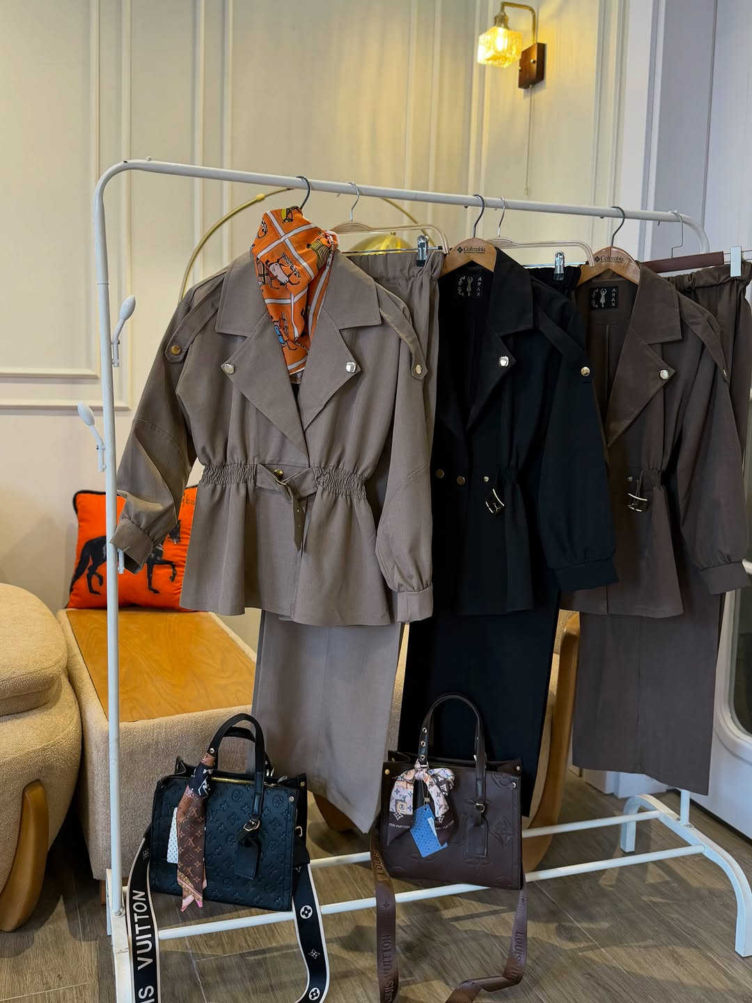 new collection set ✨🍁🍂🐎🏇🍁

شوفولي جمال السوت الي واصل 😍😍😍

متوفر سوت انيق جدااا 
بأمكانك تلبسيه بطريقة الرسمي مع كعب 
وايضاً كاجول مع شوز سبورت 🦋🦚☕️🤎

خامة فخمة جداا

مطعم بأكسسوار ذهبي طلاء ثابت 

ملاحظة الحقيبة مع السكارڤ متوفر ايضا 

العدد محدود 

يوجد توصيل 🚚 سريع إلى كافة أنحاء العراق 🇮🇶 

#set #outfits #explorepage #style #outfit
