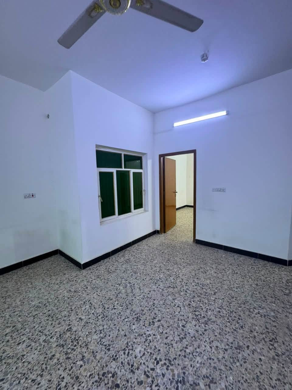 شقة للايجار في البصرة حي المهندسين المربع الذهبي ، في الطابق الاول ، مساحتها ٨٩ م بيها غرفة وصالة ومطبخ وحمام 
سعر الايجار ٤٥٠ الف شاملة اجور ماء وكهرباء 
للتواصل / ***********
