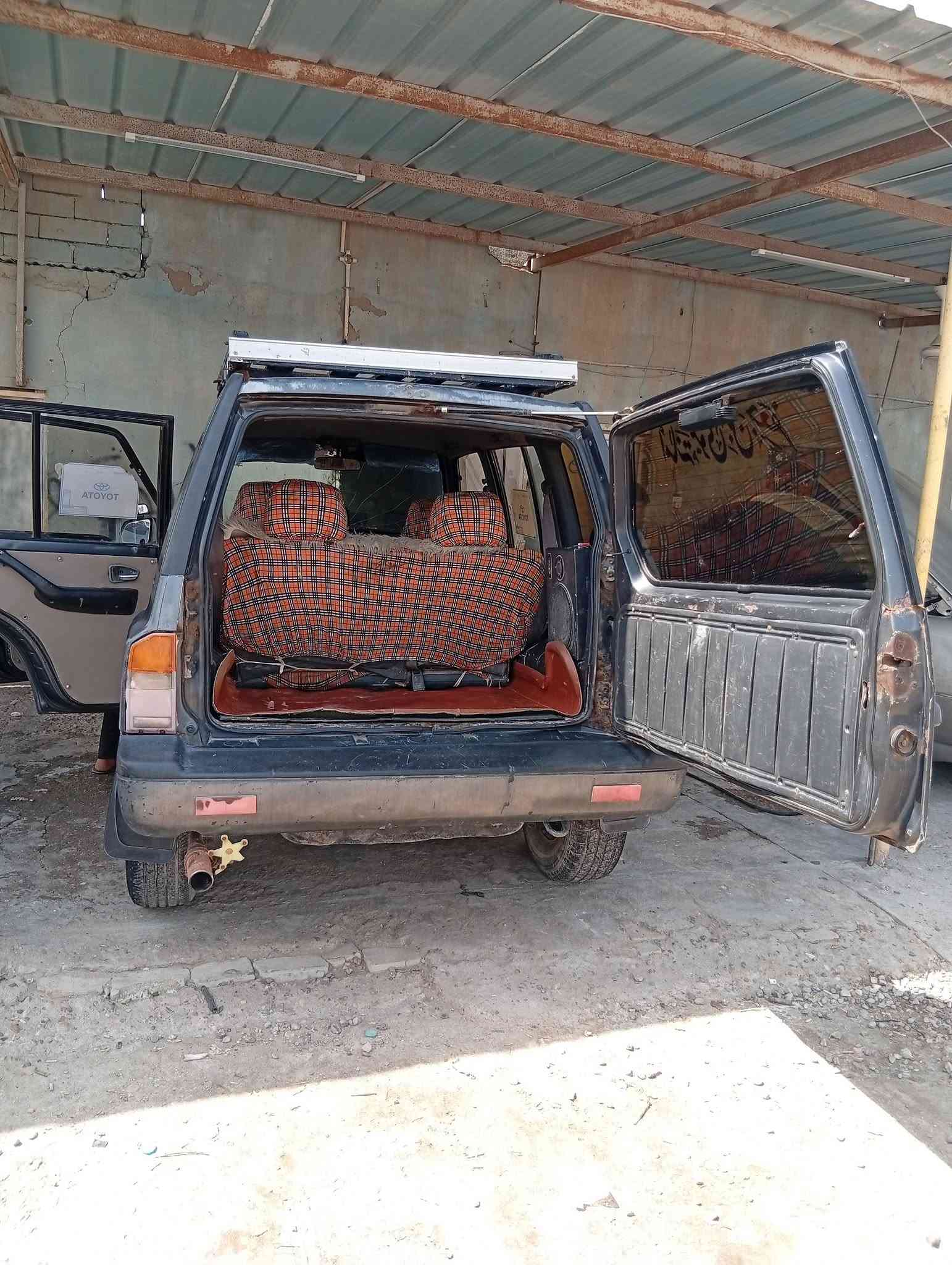 *🚙 للبيع سوزوكي فيتارا دبل قمارة - موديل 1993 🚙*
اللون: رصاصي رمادي
رقم السيارة: ميسان الماني
السنوية: كارتونية منتهية

*التفاصيل:*
المحرك 4 سلندر ونجي - بيه خيط بخار بسيط
بيها باب السايق مبدل
البدي: شوف العين، نظافة جيدة
البيع: ابيع اصوليات وتحويل مضمون

*السعر:* 28 ورقة وبيها مجال للشراي الصدك

*العنوان:* البصرة - القرنة

*للاستفسار:*
واتساب: ***********
اتصال: ***********
