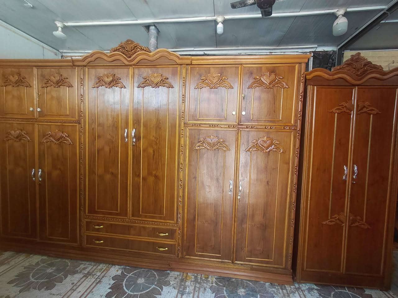غرفه نوم ام السته طابقين داخل وخارج صاج ضهر جرجوبه زاويه كنتوري رتفاع الكنتور خمسه ملم جربايه مسرح غرفه ضخمه عنوانه كوت حي الجهاد شارع النجارين نجارة ومعرض الحجامي الاتصال او مراسلة الصفحه سعره مع الشد والنقل علينه داخل الكوت ***********
