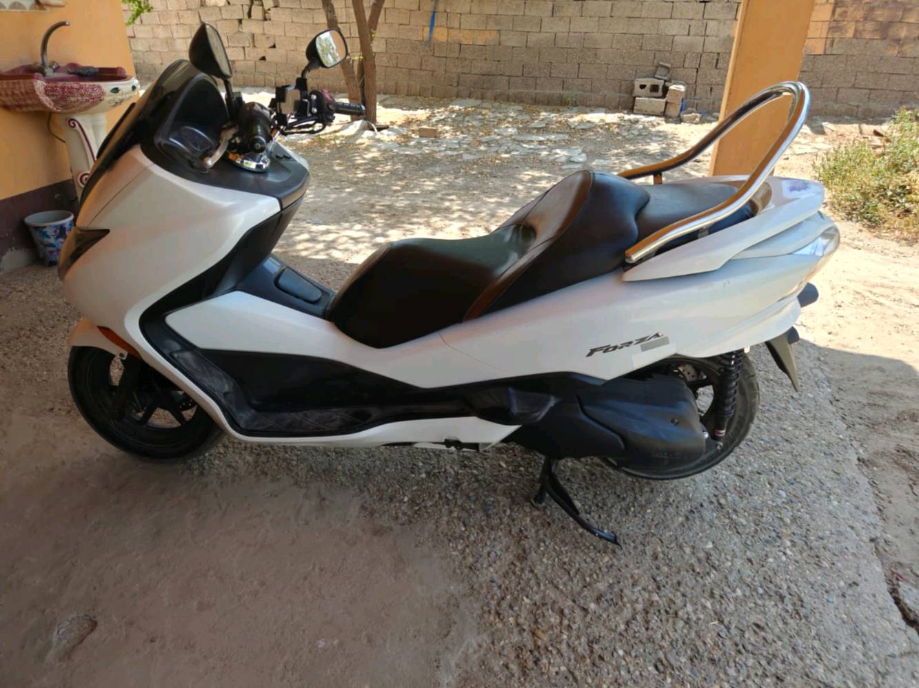 فورزا صفر 10 دراجه بعده جديد صارله سنه من منزله رنبه استعمال قليل سسب البيع عدم الاحتياج له الدراجه احله من الصور
العنوان الكراده
تريد أذكر الممشى التقريبي للدراجة وشكد فعلاً ماشيه؟: 
20
هل الدراجة فحص/ساتة شغّال عليها بالكامل وبيها أوراق أو مستمسكات كاملة؟: 
نعم 
هل أكو أي تبديلات أو إضافات غير الوكالة لازم نذكرها بالإعلان؟: 
لا
السعر شكد نهائي لو بيه مجال بسيط للمساومة؟: 
بيه مجال
تريد أضيف رقم للتواصل أو أفضل وقت للمشاهدة بالكرادة؟: 
***********