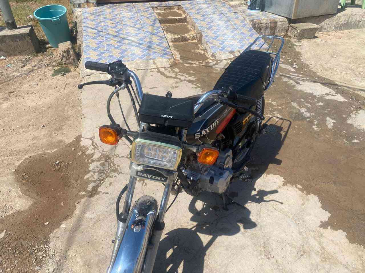 السلام عليكم دراجه سيفان فول ماناقصه اي شي نكره وحده وهندر واحد كهربائيات كامله تاخذه وتطلع كبل مذب عليه اي شي ب 400 ومجال  حك الجيه يم جسر الغالبيه ***********
