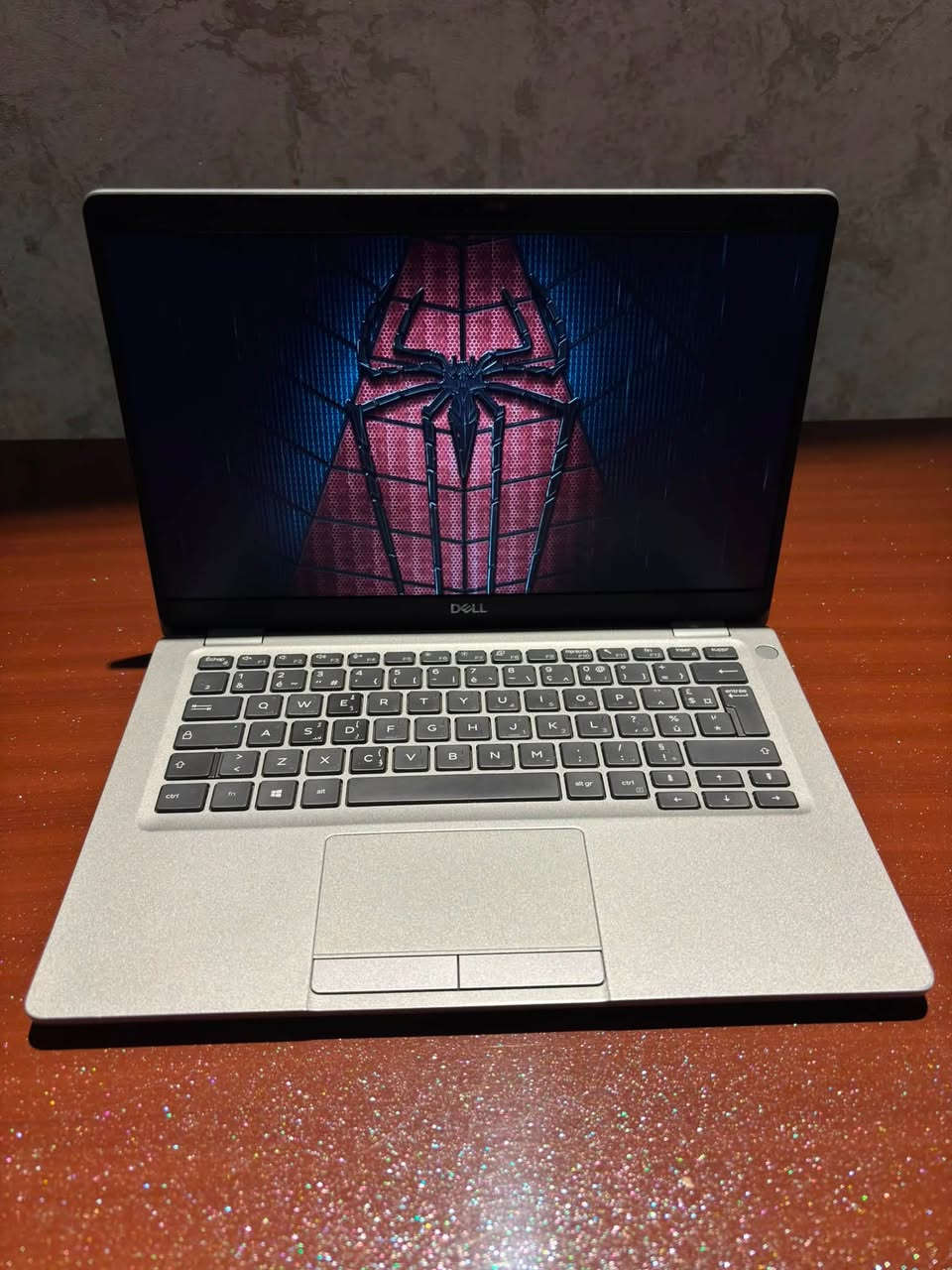 ✨ تألق بأناقة الأداء والسرعة مع لابتوب Dell Latitude 5310 بحالة تخزين ونظافة تخطف الأنظار، ومواصفات مثالية لكل شغلك ودراستك 💻🔥:
 🧠 المعالج: Intel Core i5 (الجيل العاشر) لأداء سلس وسريع
 ⚡ الرام: 8 جيجابايت
 💽 التخزين: هارد 256 جيجابايت SSD لسرعة فائقة بالتشغيل
 🖥️ الشاشة: دقة Full HD صافية ومريحة للعين
 🔌 الملحقات: الشاحن الأصلي الوكالة
 🔋 البطارية: بحالة ممتازة تدوم معك طويلاً
 ✨ النظافة: بحالة ممتازة جداً وخالي من أي عيوب، جهاز مرتب وجاهز للاستخدام الفوري 💯
💰 السعر: 350 ألف دينار عراقي فقط 🇮🇶
💎 قطعة مميزة ولقطة لا تعوض.. للطلب أو الاستفسار، راسل الصفحة أو تواصل معنا اتصال / واتساب على الرقم 📱:
***********
