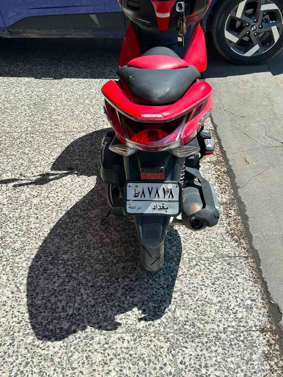 السلام عليكم.  pcx الجيل الاول ياباني مرقم مكينه بلاد خير من الله وشرط الفحص الدراجه باسمي تحويل ثاني يوم زوج تايرات جديده وبيها منظومه زنون قويه حيل بس الدراجه بيها شويه جراد باللون اول مااخذتها كهربائيات كله بلاد وشغال 
السعر27 وبيها مجال بسيط حك الجيه
الرقم للتواصل ***********
العنوان الغزاليه
