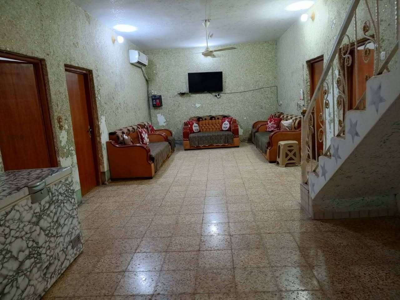 بيت للبيع
مساحة ٢٢٠ يحتوي على 
كراج  و مطبخ و هول واستقبال وغرفتين نوم ومجمع صحيات داخلية وصحيات خارجية  
المكان / عنانة الفرع المقابل لمجمع المصطفى 
السعر / 60 وقابل للتفاوض
للاستفسار / ***********
