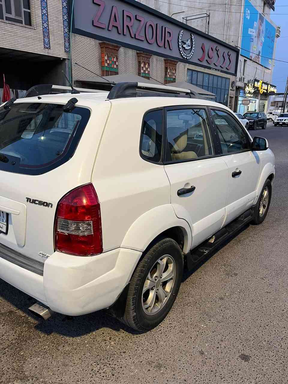 توسان خليجي مديل 2009 فول مواصفات فتحه رقم بصره سنويه جديده تحويل محرك جديد 2000 دوش مكينه و كير وحداده وتخم تاير وكهربائيات وتبريد كله كفاله سياره جديده وجاهزه دواخل جدد بيها صبغ مكفوله من الضربه وتبديل و العيب شرعي فقط صبغ اثر شخوط وتلكيط فقط عنوان بصره سعر 88 وفقط اتصال ***********
