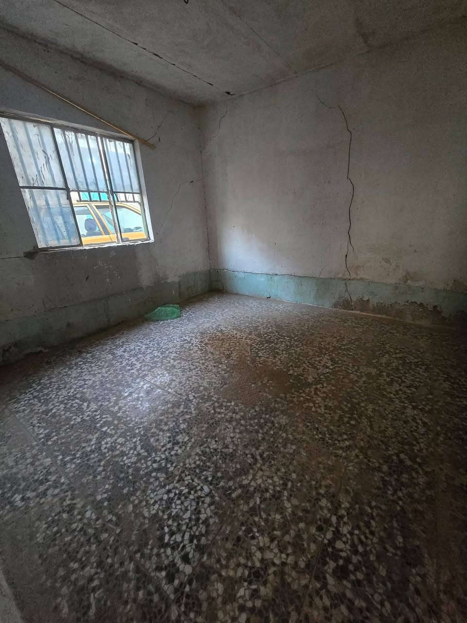 بيت لبيع بشارع المطار الجديد المساحه ١٨٠متر يحتوي على غرف ٢وصاله ومطبخ وطارمه وصحيات  السعر ١٣مليون وبي مجال  للستفسار ***********مكتب بركات ام البنين قرب مثلجات سنبله
