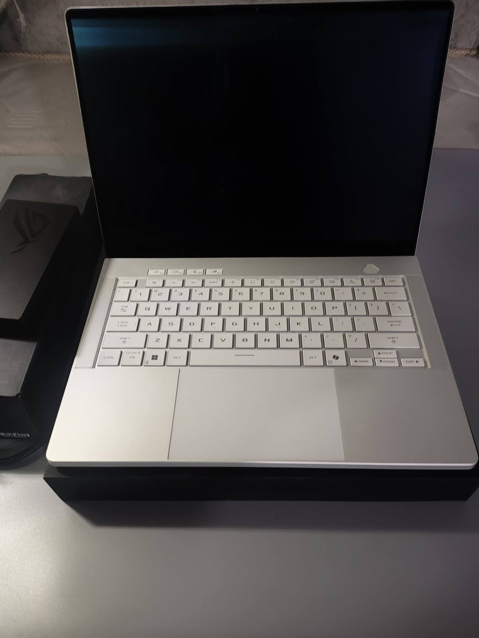 Asus Zephyrus g14 - 2025
* المعالج: AMD Ryzen™ 9 270 (8 أنوية، حتى 5.2GHz)
 * كرت الشاشة: NVIDIA® GeForce RTX™ 5060 (8GB GDDR7)
 * الشاشة: 14 بوصة OLED بدقة 3K بتردد 120Hz
 * الذاكرة (RAM): 16GB LPDDR5X (مثبتة)
 * التخزين: 1TB NVMe PCIe 4.0 SSD
 * البطارية والوزن: 73Wh | الوزن 1.5 كجم
 * المنافذ: USB4 (Type-C)، USB-C، منافذ USB-A (x2)، HDMI 2.1، قارئ MicroSD، ومنفذ 3.5mm
 * الاتصال: Wi-Fi 7 + Bluetooth 5.4
*الكارتونة والشاحنة الاصلية ، الشاشة اي خدش مابيها ولا اي ديد بكسل والنظافة موضحة بالصور

مكاني بغداد
***********

السعر : مليون و 850 الف
