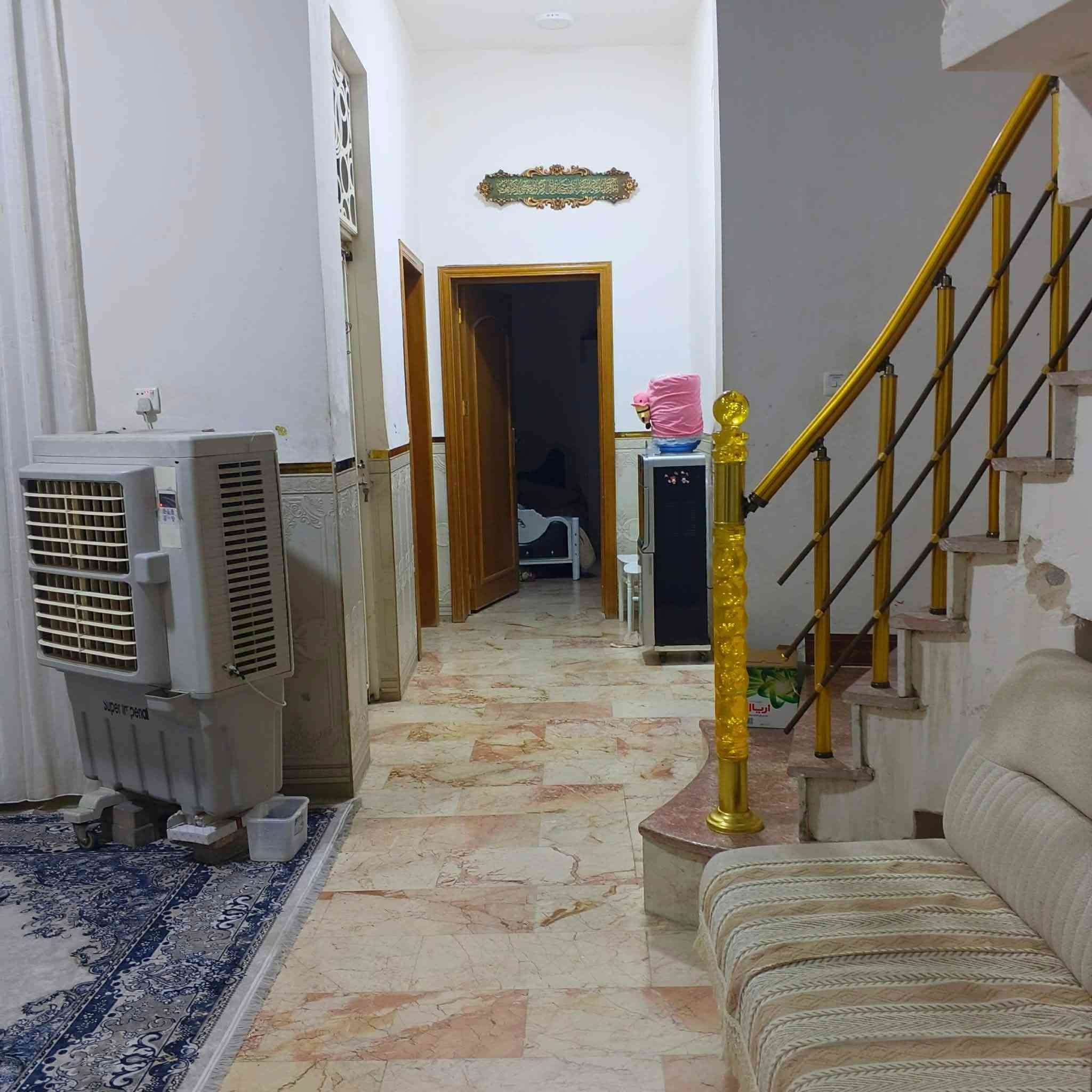 للبيع بيت ملك صرف مساحة 200 متر بل 36 طابق واحد  غرفتين وحده نظام سويت وحمامات داخليه وخارجيه والارضيه مرمر بناء 2020 مطبخ حار وبارد وصاله  واستقبال مطلوب 20 مليون للاسكان  التسديد 170 قرب مدرسة نون والقلم  مراسله على خاص
