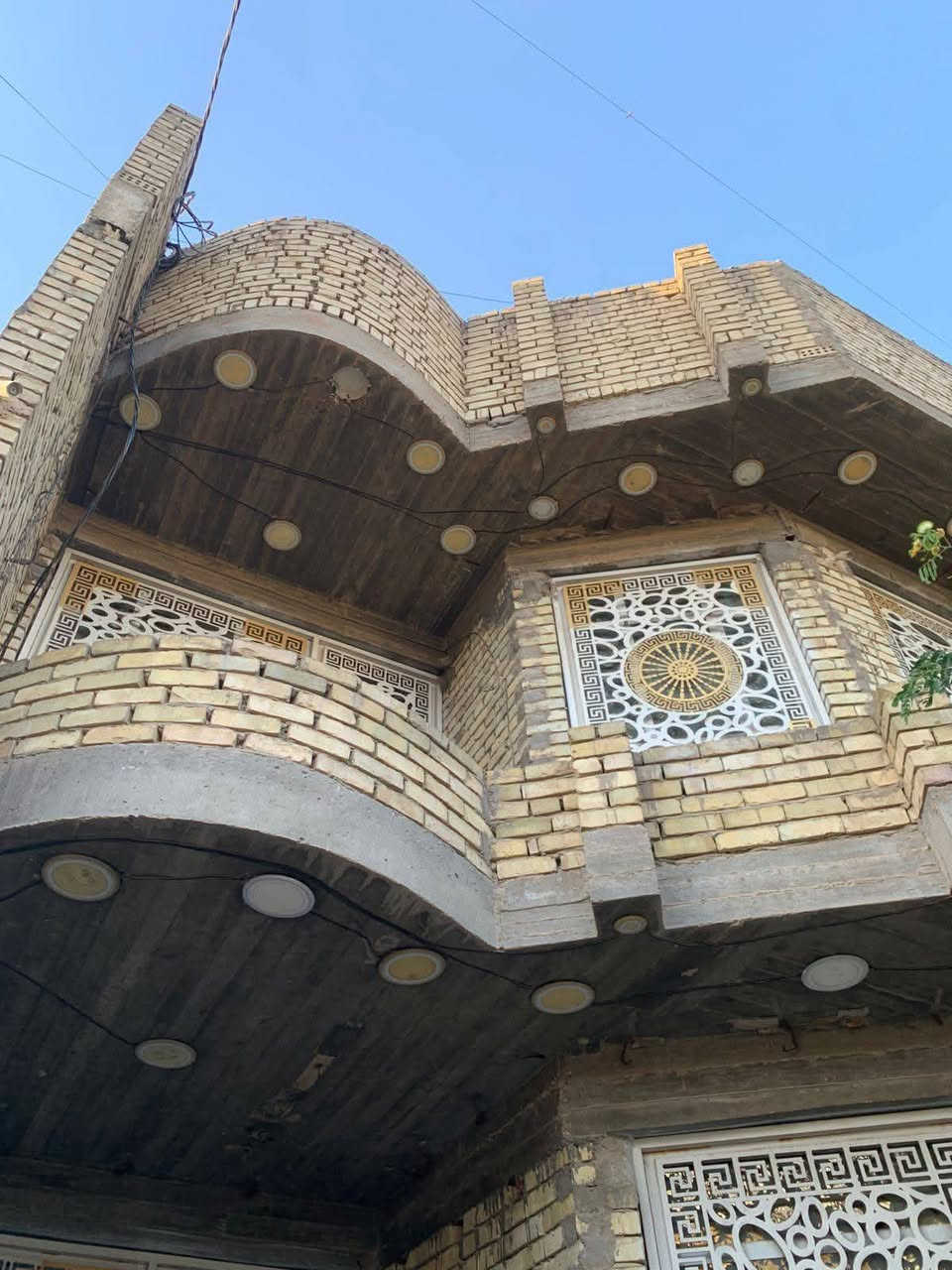 دار للبيع مساحة ١٥٠ متر جبه ٧.٥ × ٢٠ 
طابق الأول غرفتين نوم + سويت ستقبال ٧ × ٤ 
مطبخ حار بارد 📍✔️
طابق ثاني ٤ غرف نوم رقم العقار ٤٠٣ بداية منطقة 
مجاور شارع ٦٠ م تجاري موقع #ممتاز_للسكن 
ضمن قطع أراضي موظفي أمانة بغداد مقاطعة ٢ / ٩ 
زعفرانية حي الامانة _ تعامل مباشر معه صاحب دار 
مكتب الكناني للوساطة العقارية 📍✅️
موقع المكتب مدخل شارع ٤٠ م مقابل بناية #يا_حسين_ع
نوفر لكم قطع سكنية واستثمارية و تجارية و #مميزة تحتوي على تشجير من ضمن قطعة 
دور بمساحات مختلفة من ضمنها مطلوبه قروض الإسكان 
من يرغب #بشراء_و_البيع جاهزين ضمان حق البائع و المشتري 
إتصال والاستفسار *********** متوفر واتساب
