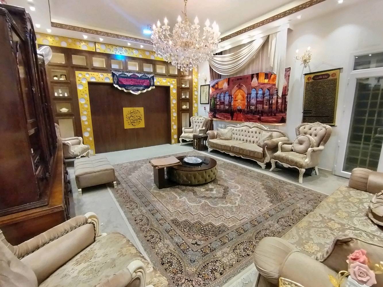 كربلاء المقدسة- بداية حي المعلمين- فرع شركة العلا 
المساحة 300 متر
بناء 2016
استقبال + صالة + مطبخ + 4 غرف نوم+ 5 حمامات