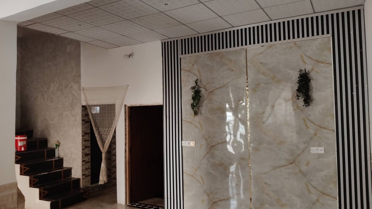 مكانه بحي الامل الاولى شارع 20   فرع 6
ايجاره 350الف  

***********
السلام عليكم ورحمه الله وبركاته بيت للايجار مؤثث  مساحته 100 متر  يتكون من غرفه وصاله واستقبال.  وصحيات خارجيه وداخليه  كامل سبالت   عدد 2  ثلاجه . غساله .  طباخ .  كاونتر مفروش. كاونتر. مناقصه اي شي  تعال واسكن
