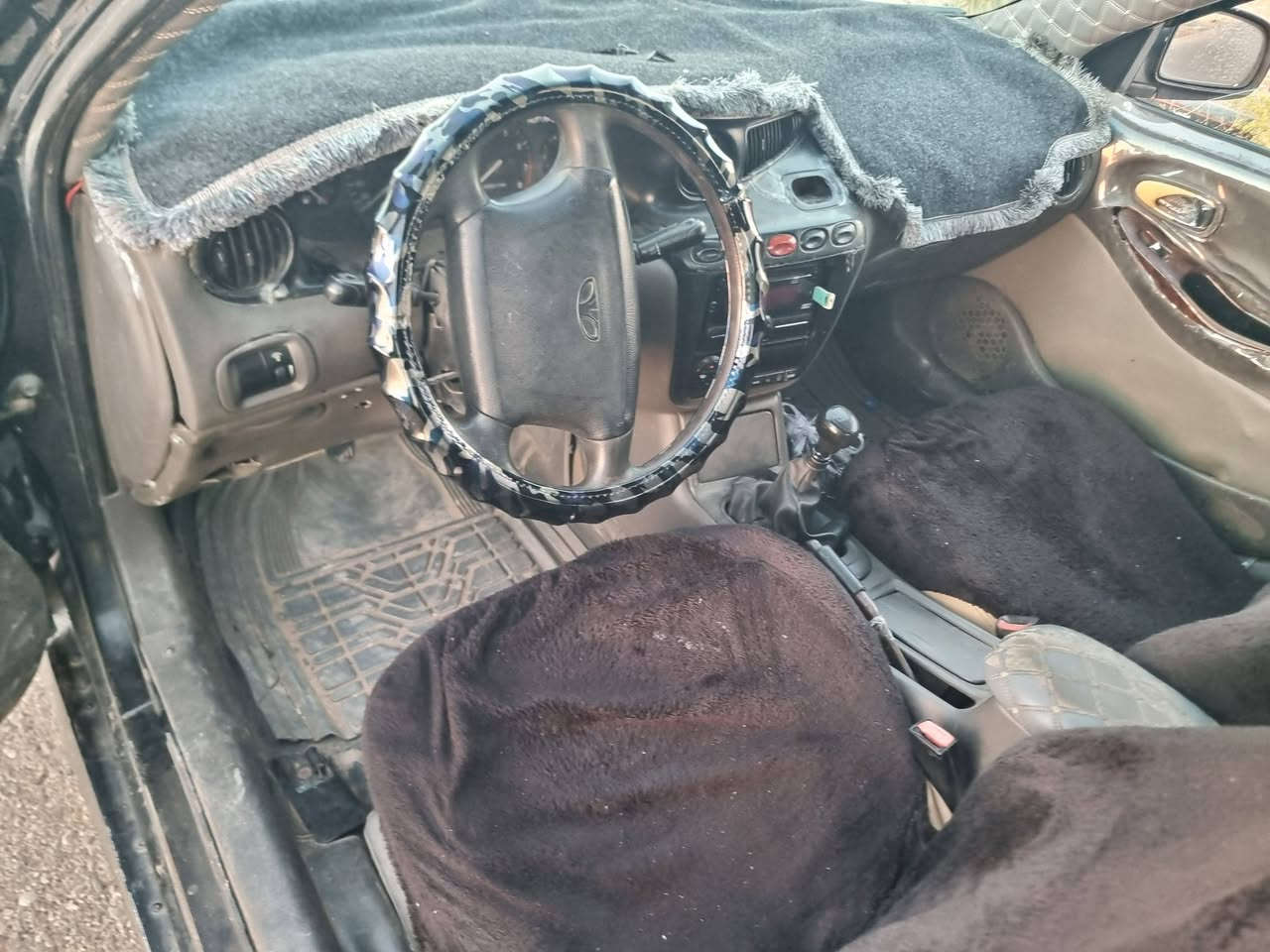 للبيع دايو لكنز موديل 97 محرك مفتوح كير عادي مصبوغه عام لجماليه فقط رقم شمالي سنويه جديده شرط التحويل السعر 37 العنوان كفري ديالي الرقم *********** #***********
