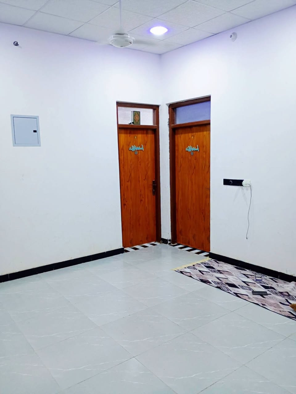 بيت زراعي ١٠٠متر حديث جدا بناء ٢٠٢٦ طابوق عكاده سقف ثانوي
تأسيسات كلها درجه اولى
(((( يباع مع الاثاث حصرا )) استخدام بسيط جدا
(((( السعر الكلي مع الاثاث ٤٨ ))  ((مناسب ))
يحتوي غرفه صاله استقبال مطبخ مناور صحيات داخليه خارجيه
الدجين شارع قصي ابو المولد
الاثاث وسعر شرائه...... . .  ..........
تانكي وكيزر وماطور ومغسله ٥٠٠ الف 
ثلاجه ٥٦٠ الف
سبالت اثنين   مليون و٦٠٠ 
كاونتر تفصال مليون وربع
مبرده ١٠٠ الف 
غساله ٧٠٠ الف ١٧ كيلو سامسونج فول اوتوماتيك 
براد ماء بارد ماء حار وثلج ٢٧٠ الف
منظومة كاميرات دهوى صوره وصوت مع بلازمه ٥٠٠ الف 
طباخ درجه اولى ٦٥٠ الف
واتساب *********** علي عبدالكاظم
