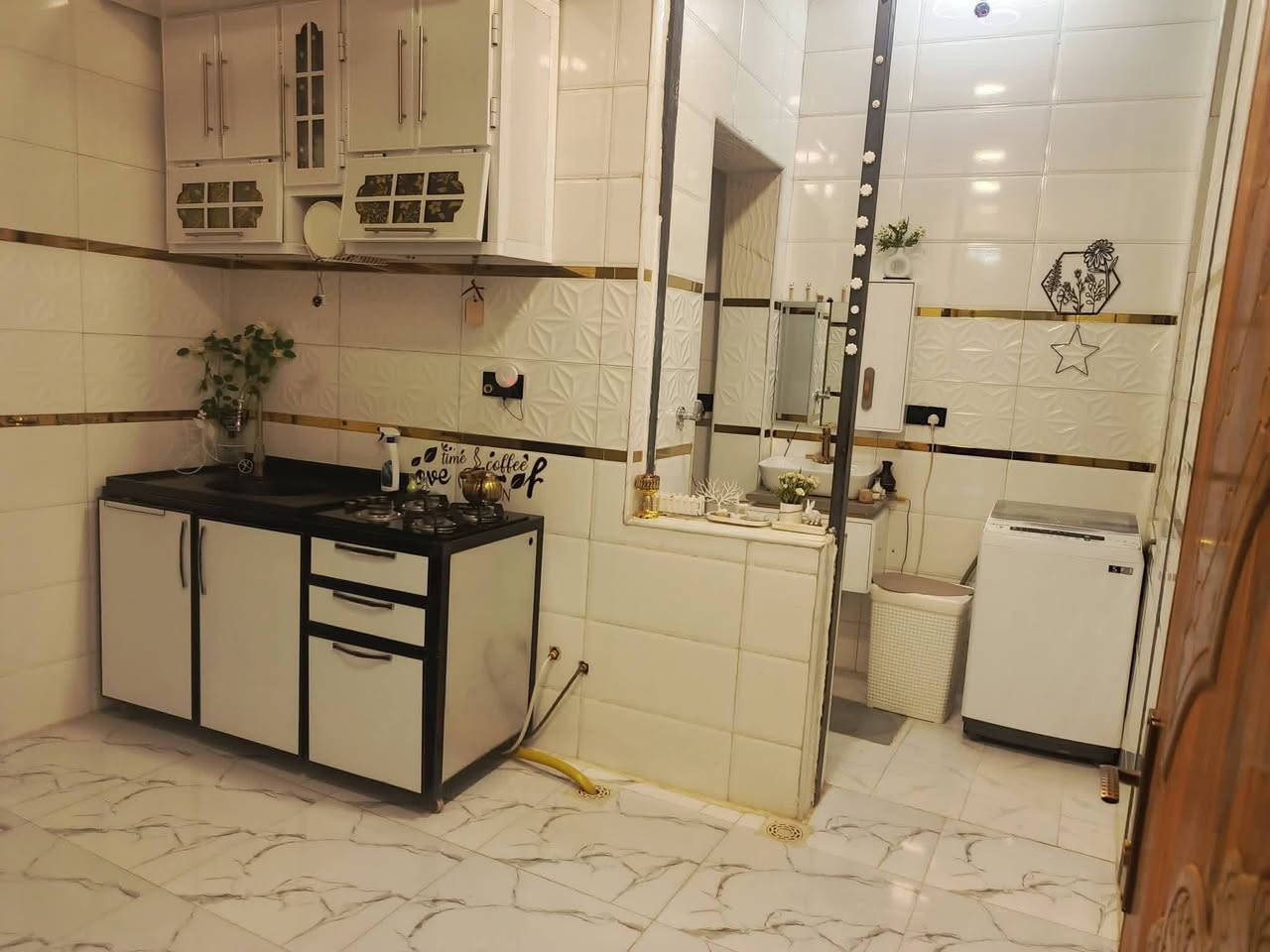 بيت طابو اسهم ركن   للبيع بناء حديث طابوق صب كونكريت شغل درجة اولى فوول مساحة 110 غرفة وصالة وديوانية ومطبخ وحمام داخلي وصحيات خارجية فوك صالة ب المدينة ورا الروف نزلة ثانية خامس بيت عن الروف كلش قريب وخدمات متوفرة كهرباء وماي ومجاري قرب نائب داوود عيدان بيت فوول مواصفات حديث شغل مودرن  السعر 85بي مجال
