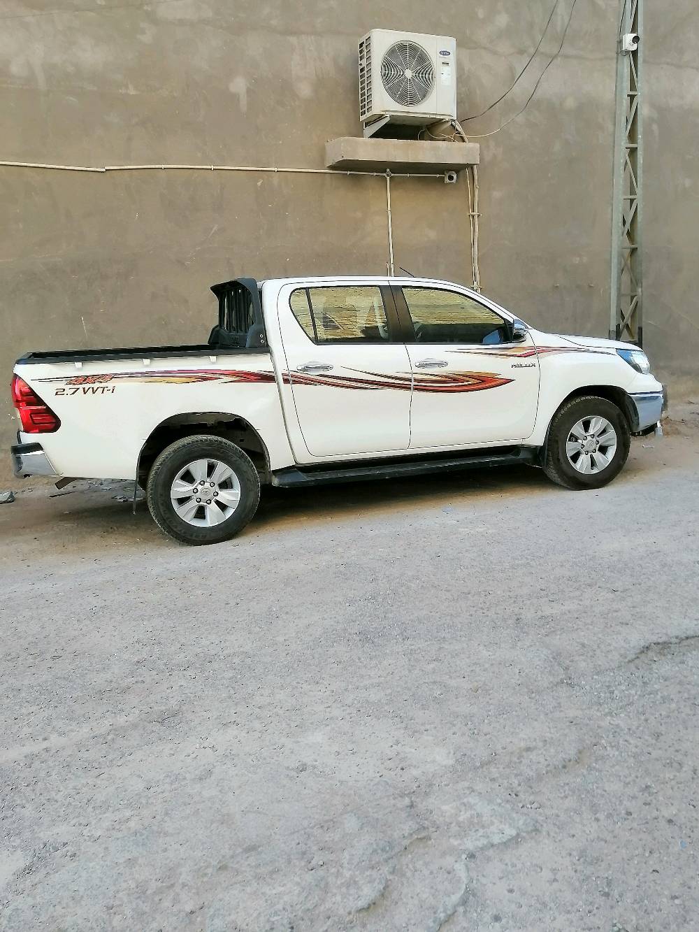 سسي
ممكن تكتبلي موديل الهايلوكس شكد بالضبط وسنة الصنع/الدخول؟ وهل هي دبل 4x4 وكبينة غمارة لو دبل كابين؟: 
سياره بيكب تويوتا هايلوكس موديل ٢٠١٨فورويل 
شنو حالتها من الداخل والخارج؟ بيها صبغ أو سمكرة أو ضربات/حوادث سابقة لو كله وكالة؟: 
يوجدفيها طخات خفيفه في الچاملغ الخلفي 
شكد الممشى الحقيقي، وشنو آخر صيانة/تبديل سوّيتله للمكينة والقير والتواير؟: 
ماشيه ١٨٦گير ومكينه الحمد لله مامفتوحات
منين موقع السيارة هسه؟ وشنو وضع الأوراق والتحويل: باسمك لو بيها نقل ملكية جاهز؟: 
ميسان القطاع 