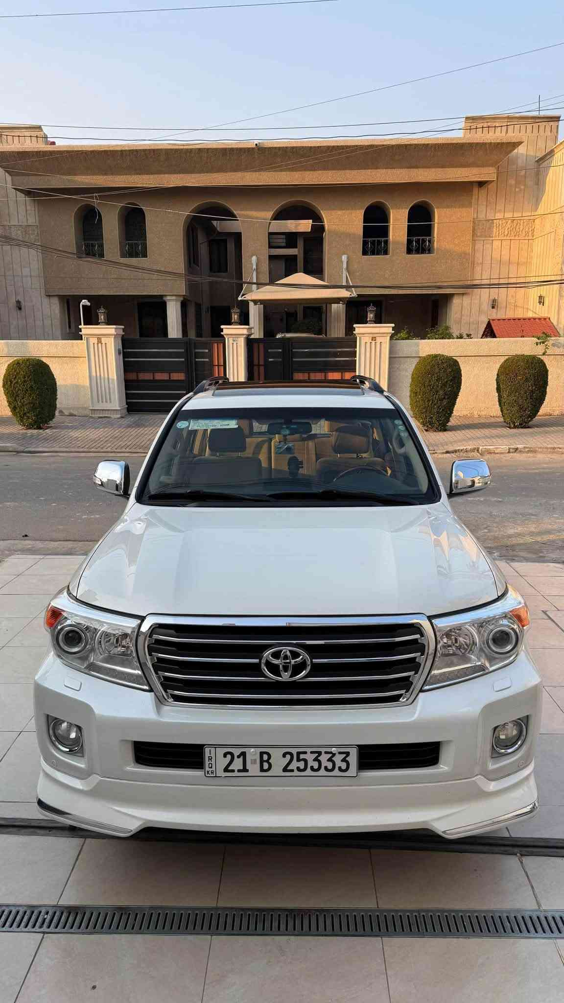 2015 Toyota Landcruiser
سلام عليكم

لاندكروز 2015 جيهان اول مالك 
GXR v6
مكينة 6 سلندر
رقم سليمانية باسمي
ماشية 137 الف حقيقي

سبير وعدة مال شركة 
على ايد وحدة من هيه زيرو 
مكينة كير حداديه تخم تاير باتري كهربائيات كلهن جدد 
كفاله من الصبغ والتبديل 

بيها بارد جوه قبغ البانزين

المواصفات:-
سلايد فتحة
ثلاجة 
كشنات كهربائي ثلاث دكم
شاشة + كامرة + حساس امامي خلفي  
تحكمات ستيرن 
مري شفط
8 ايرباك 

نظام فور ويل 
تشغيل عن بعد 
تشغيل بصمة وابواب وجنطة
وباقي من المواصفات معروفة

السعر 378 بيها مجال 
مكانه السيديه 
رقمي ***********
