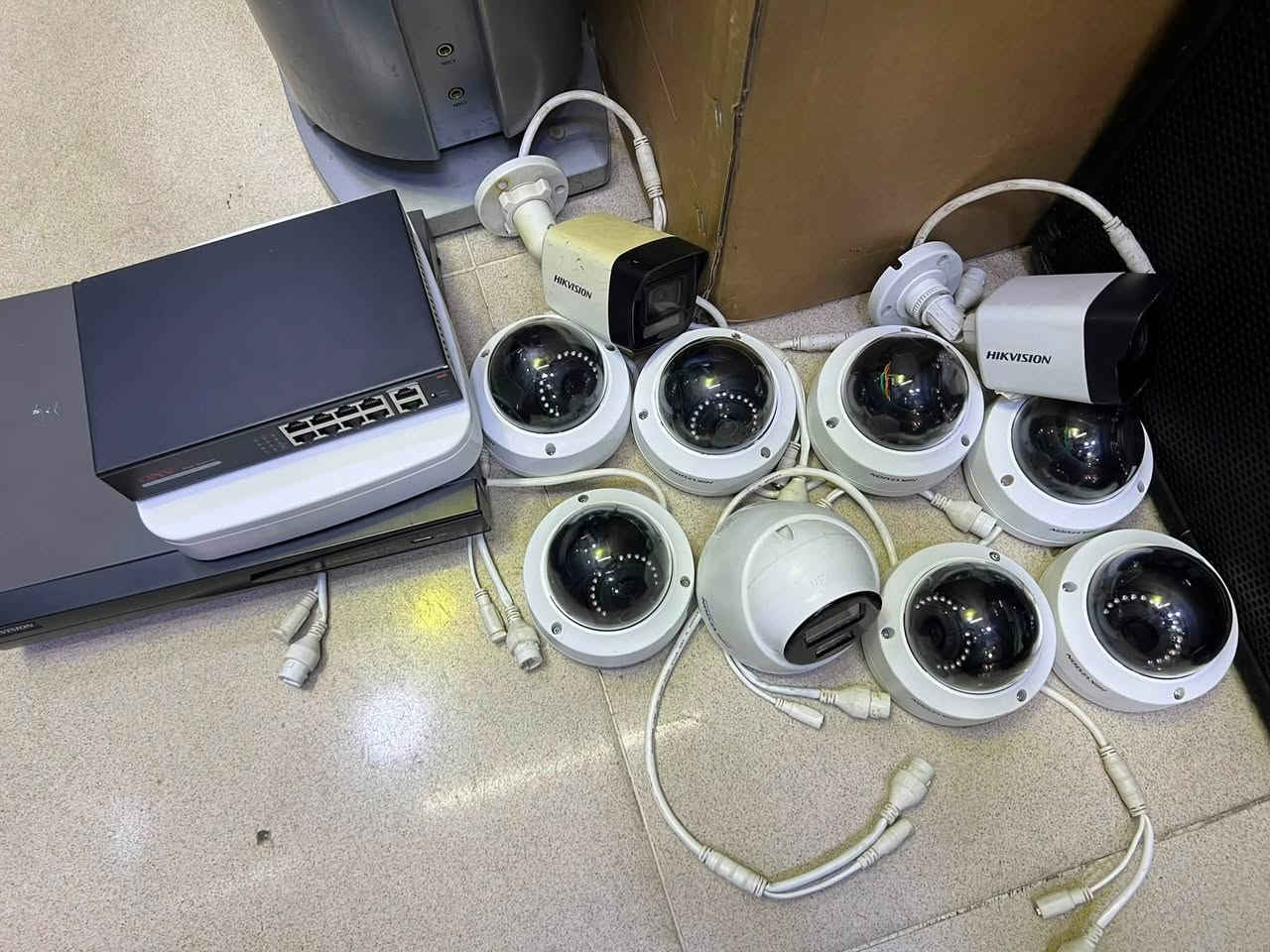 وينهم الي يدورن كاميرات ip مستخدم نظيف شرط الفحص نوع هيك فيجن و داهوا  واسوار  العدد 35 قطعه كاميرا خارجيات وداخليات  واجهزه NVR  داهوا وهيك فيجن و UNV  تريد شلع ابيعلك كلهن تريد مفرد ابيعلك تعال واتساب وتدلل توصيل موجود لباب البيت تفحص وتاكد بيدك *********** هب سويج مستخدم متوفر
