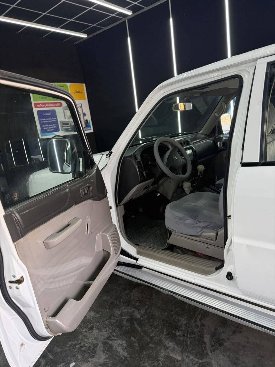 بەناوی خودا
پاترۆڵ ٢٠٠٢
ناو سپی 
گێڕو مەکینەو ئەڪسل بەشەرت 
تەقەو ڕەقەی نیە چرکەی تیا نیە لەڕەسمەکان لۆک ترە
سه‌نه‌وی تازه‌یه‌ تاوه‌كو ٢٠٣١ بەناو خۆمانەوەیە
ته‌حویل عەسڵ هەموو ئێراقی پێ بگەڕێ
غازو بەنزینە 
دەبڵ فیتپەمپە بێ خەم لێی بخەوە
چاڵو شوختو قوپاوی نیە سەیارەی ماڵە 
سعری ٩٨ مەعمەلەیە زۆر ڪەم
لەکەلارە سەیارەکە مشتەری جەرەس بکە لەخزمەتام قستو قەرزو گۆڕینەوەم نیە 
***********
