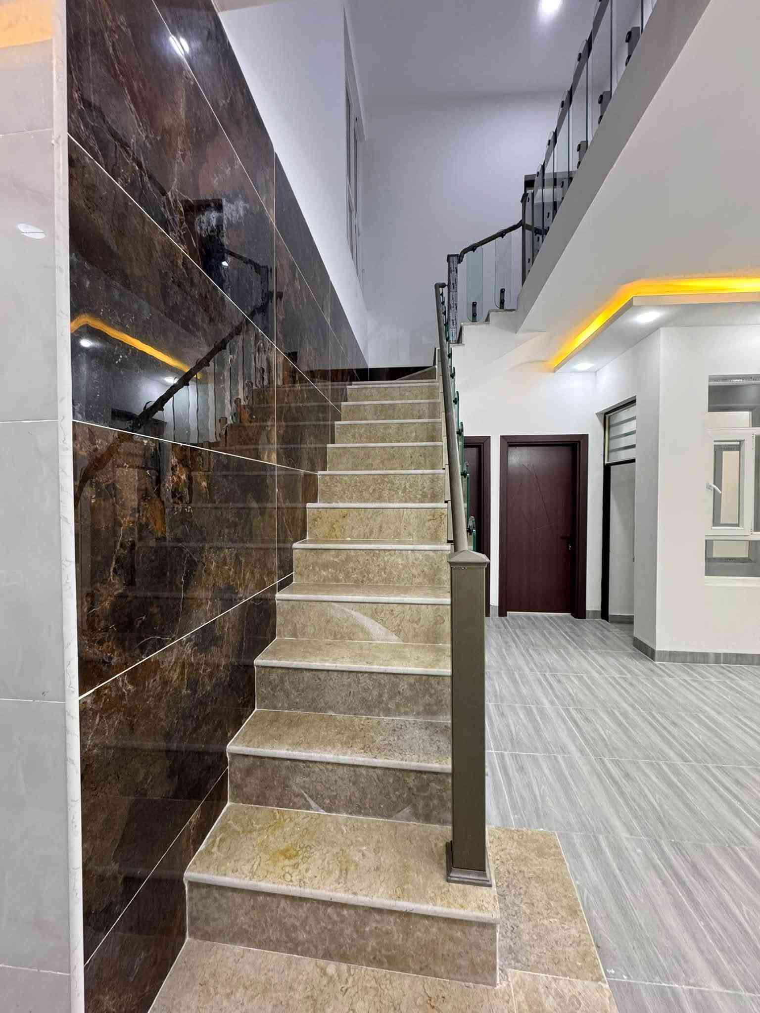 فرصه ذهبية للبيع | منزل طابقين بتصميم حديث ✨
📍 الموقع: دور الزراعة الثانية
📐 المساحة: 150 متر
📜 النوع: طابو زراعي (سند 25 ملك صرف)
🏠 تفاصيل توزيع البيت:
 الطابق الأرضي:
 استقبال واسع للضيوف
 مطبخ مجهز
 صالة معيشة مريحة
 غرفتي نوم (2)
 صحيات داخلية وخارجية
 الطابق الثاني:
 غرفتي نوم (2)
 صحيات
 سطح واسع
✨ المميزات والديكورات:
 ديكورات نقوش مغربية فاخرة تضفي لمسة جمالية أنيقة.
 منظومة إنارة مخفية حديثة تبرز جمال التفاصيل.
📞 للاستفسار ومزيد من التفاصيل، يرجى الاتصال على الرقم:
📞***********📞
أو تفضلوا بزيارة مكتب الحمداني للعقار.
       
☎️***********☎️
