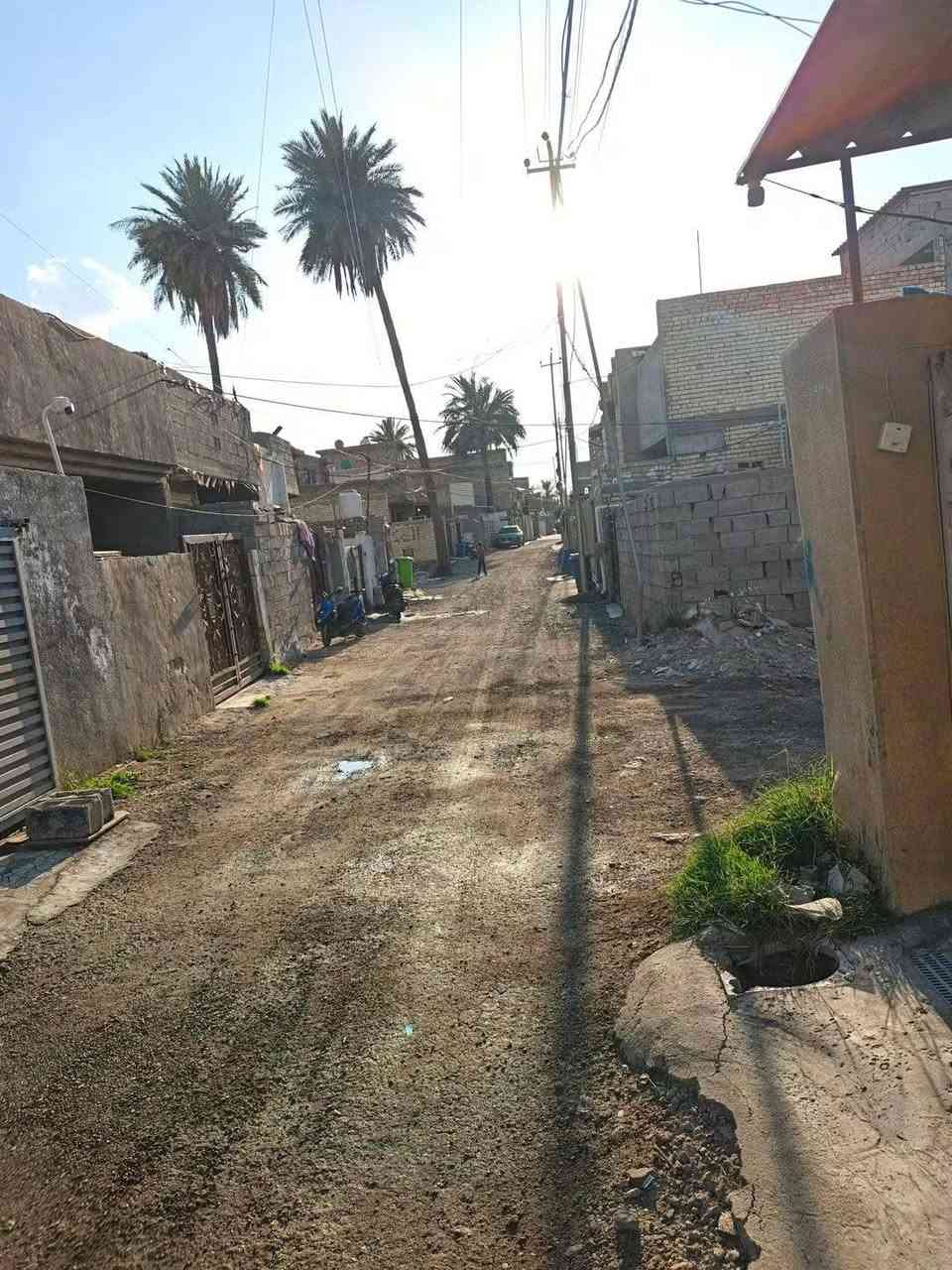 📍 الموقع:
منطقة سعيدة الزعفرانية — خلف جامع الكيلانية، على بعد ٥٠٠ متر تقريبا من الاربع شوارع 
طابو زراعي صرف سند ٢٥ 
📐 المساحة والتصميم:
• المساحة الكلية: ١٠٠ متر مربع
• الواجهة: ٥ متر | النزال: ٢٠ متر
🏠 تفاصيل البناء:
الطابق الارضي — مكتمل البناء:
✅ غرفة نوم
✅ صالة
✅ حمام داخلي وخارجي
✅ مطبخ
✅ بياض وصبغ وسيراميك الخ.. كلشي كامل
(ماعدا الدرج)
الطابق الثاني — هيكل:
🔲 غرفتان
🔲 حمام
(غير مكتمل التشطيب)
✅ البيتونة كاملة 
🔲 السطح بدون شتايكر وبدون ستارة
🔌 المنطقة مخدومة ✅ ماء | ✅ كهرباء | ✅ مجاري عرض الشارع ٥-٦ متر
(الشارع مفروش سبيس حاليا وراح يتبلط)

💰 السعر: ٧٥ مليون دينار قفل
📞 للاستفسار اتصل او راسلني على الواتساب:
***********
