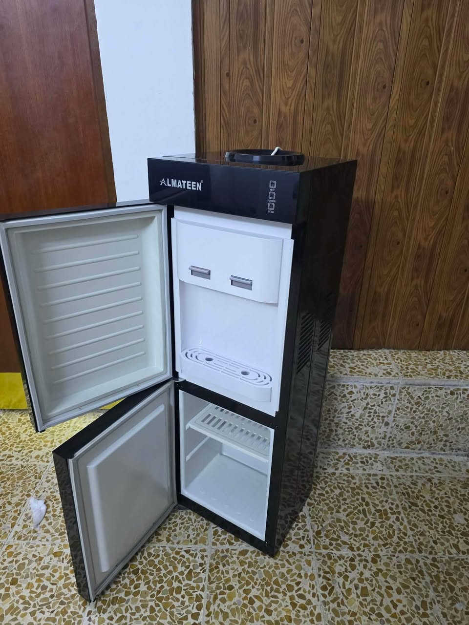 ثلاجة • نضيفه • بيع مستعجل