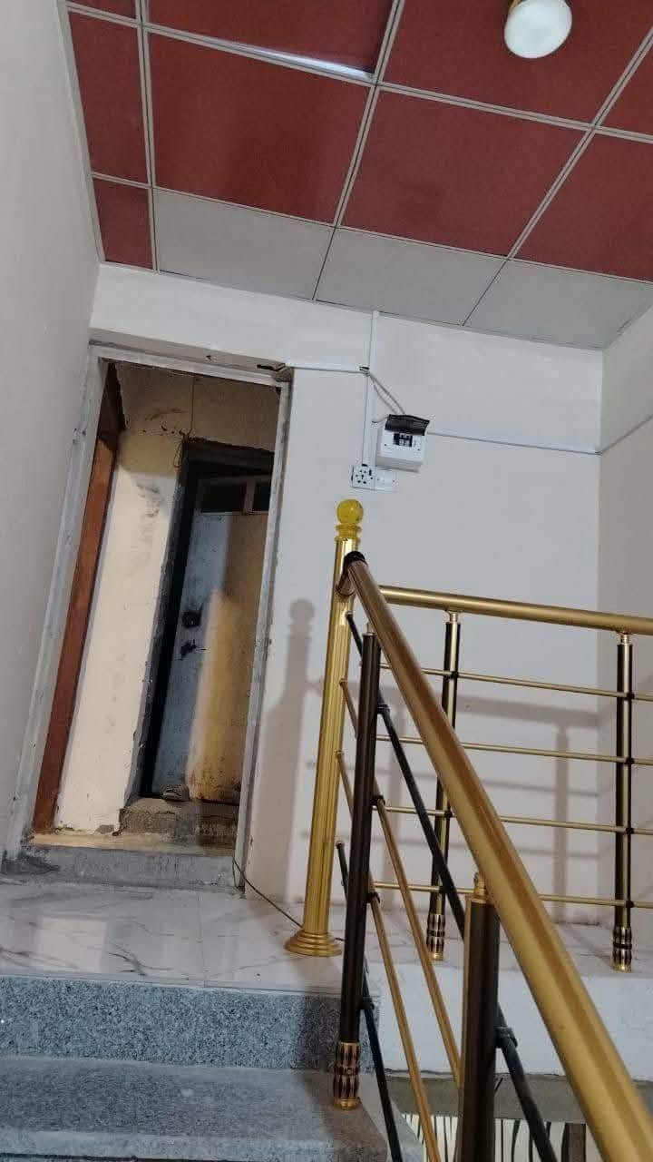 السلام عليكم يتوفر بيت مساحه 125متر طابقين يتكون من 4غرف منام وصاله وستقبال ومطبخ مع صحيات داخليه وخارجيه نوع العقار وقف سني مسجل دفع اجار سنوي 250الف كل الخدمات متوفره  العنوان ابو الخصيب حمدان البز قرب مدرسه عثمان وقريب شارع حمدان مسافه 150مترسعر 65وبي مجال الستفسار خاص فقط الشراي 
***********

