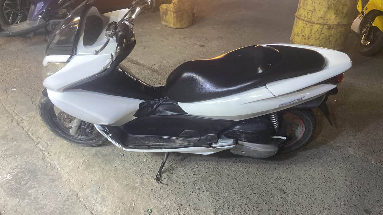 Pcx gen 1
السلام عليكم بي سي اكس جيل الاول 
نضيفه بس بيها ضرر بسيط موضح بل صور 
وزرف بل صالنصه وصوت بل اكسل 
مكينه مكفوله
دراجة صارف عليها خير من الله 
ب700 الف وبيها مجال للطيبين
بغداد-حي العامل
***********
