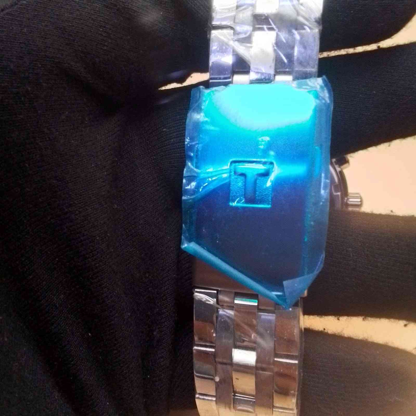 تحيه طيبه للجميع...
ساعه نوع #تيسوت_مايكل_اون..
لوك سمع غير مستعمل..
نافذه للتاريخ..
كوارتز بطاريه 
سير أصلي كامل..
مينه لون مميز ابيض ثلجي 
مكينه اصلي سويسري..
ستوبوج كرونو كراف...
#السعر١٨٥الف..
العنوان بغداد حي اور #معرض_السفير...
للتواصل عبر الواتس اب او اتصال على الرقم ***********..
يوجد لدينا توصيل لجميع المحافظات..
