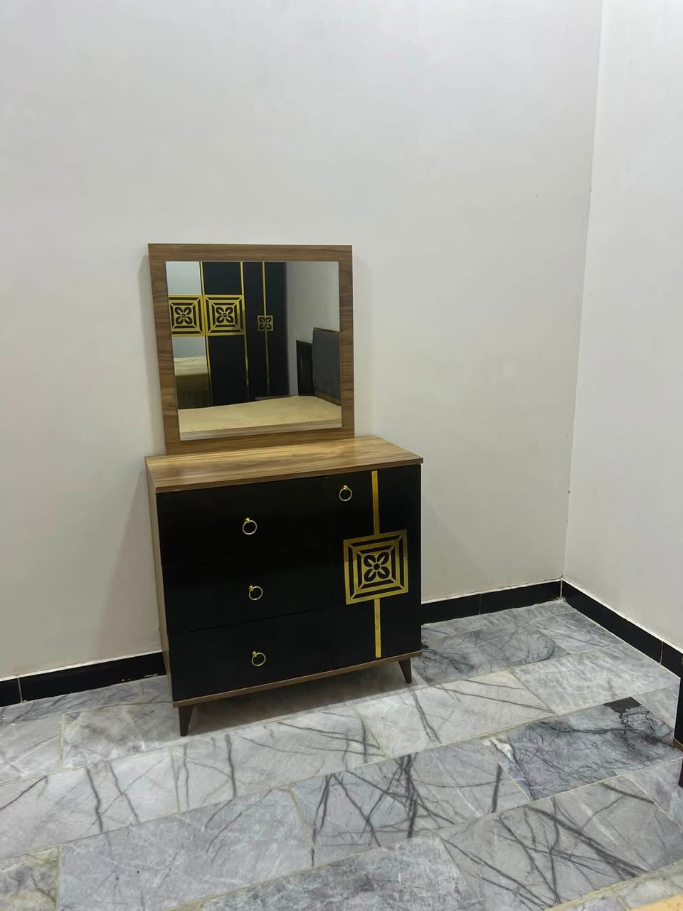 سلام وعليكم هاي الغرفه للبيع سعرها 550جديد تركي الاستفسار اتصال علئ الرقم ***********
