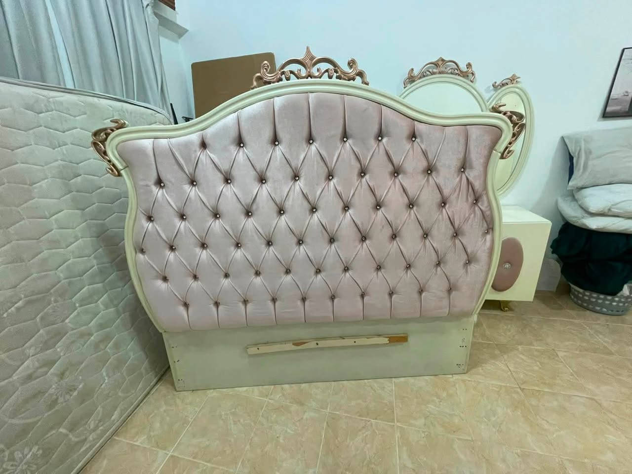 غرفه نوم للبيع سعرها 200 وميز الطعام 150 وبي مجال بسيط ***********
