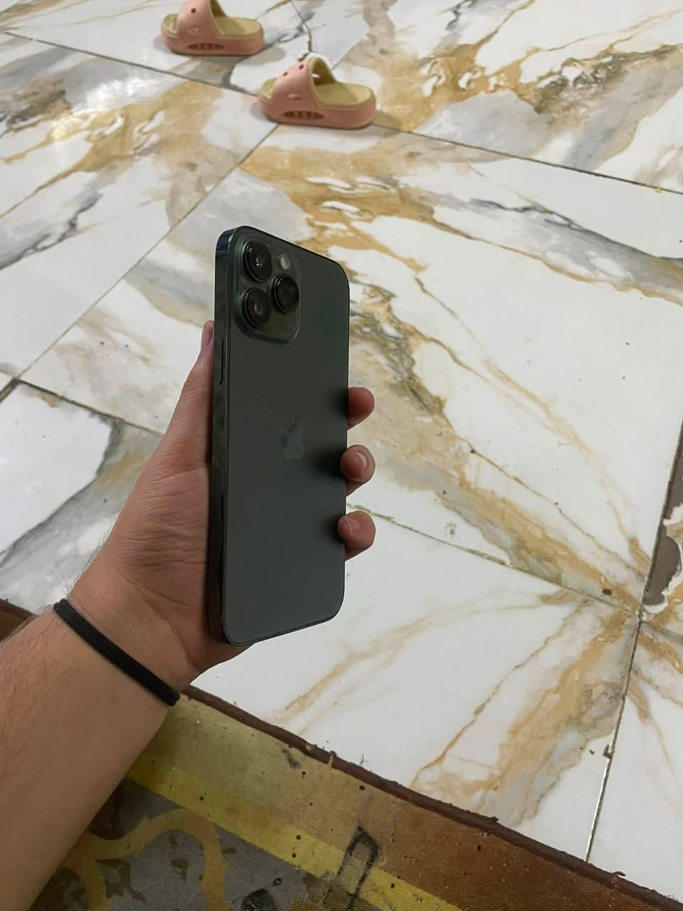 للبيع: جهازين ايفون*
*1. ايفون 13 Pro Max*
- *الذاكرة*: 512GB
- *البطارية*: 80%
- *اللون*: الزيتوني
- *الشاشة*: مستبدلة تجاري - اللمس ممتاز
- *الكامرات*: مستبدلة بس كلها شغالة 100%
- *الشغال*: اتصال ✅ سيم كارت ✅ فيس ايدي ✅ واي فاي ✅
- *الحالة*: كله مكفول. تجي تفحص على راحتك
- *السعر*: 400 ألف وبي مجال بسيط

*2. ايفون 12 Pro*
- *الذاكرة*: 128GB
- *البطارية*: 82%
- *اللون*: الذهبي
- *النسخة*: شرق اوسط AAA ماستر
- *الشاشة*: مستبدلة تفصيخ شرط تفصيخ
- *الحالة*: كله شغال اتصال ✅ سيم كارت ✅ فيس ايدي ✅ كامرات ✅ بدون عطل
- *ملاحظة*: تجي تكلب على راحتك. يرهمن مراوس او بيع
- *السعر*: 300 ألف وبي مجال

*للتواصل واتساب*: ***********
*المكان*: بغداد - مدينة الصدر
*ملاحظة*: ماكو توصيل

---
