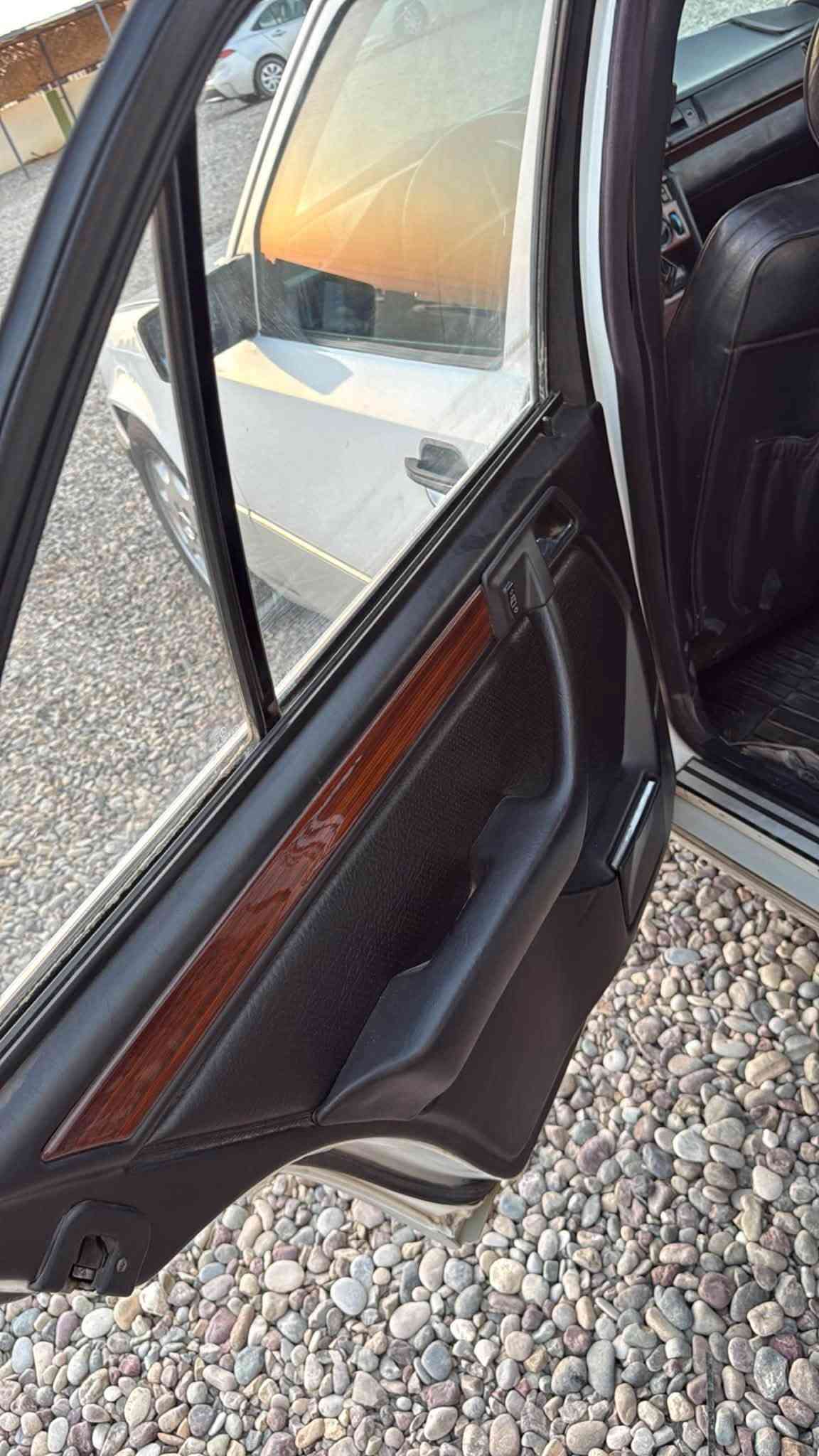 مارسيدس موديل 1992 سيارة بلادية وجديد
محرك vvt 2500
سيارة فول مواصفات
 فتحة سقف
 كشن كهرباء 
داخل صاج 
كشانة جلد بلادي 
كير ومحرك شرط تبريد ثلج 
السعر 58 وبي مجال ويرهم مراوس بـ BMW 
للأستفسار اكثر 
***********
***********
