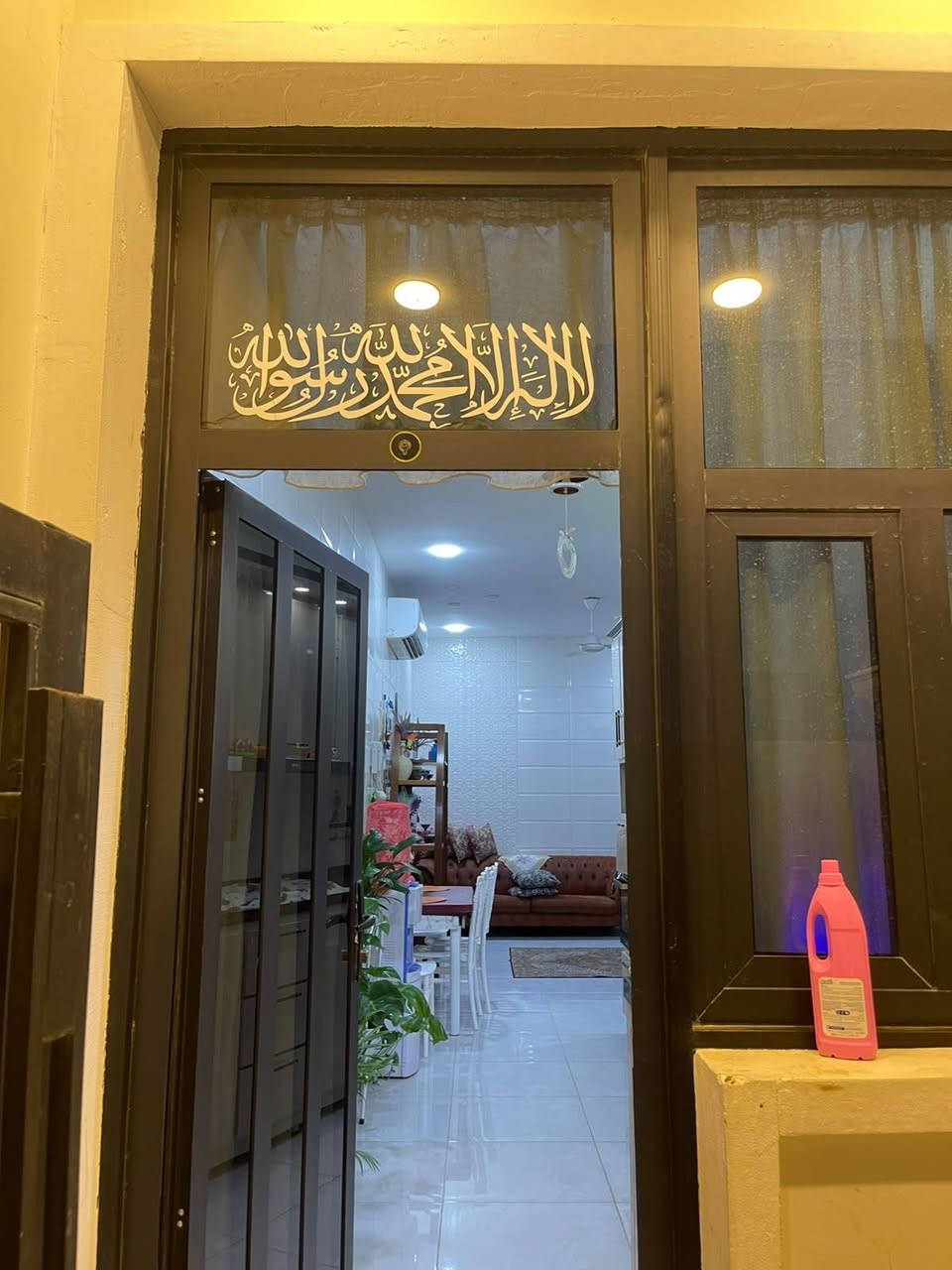 بيت للبيع ١٠٠ متر العنوان📍  الدورة البوعيثة مجمع الحليم  واجهة ٦وربع نزال ١٦ يحتوي على ٣ غرف نوم واستقبال وصالة  ومطبخ حار بارد البيت تنازل شركة الحليم   شغل البيت درجه اولى.
لل استفسار الاتصال ع رقم التالي*********** يوجد واتساب.
او مراسله الصفحه. ❤️
