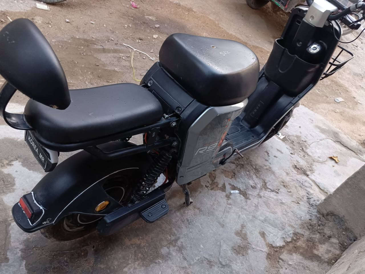 R9 
نضيف
بطارياته عطلانه الان تركنا يعني نقص بطاريات
ماخذي 525 ويا وصل معرض 
ويا سويج ثنين
شتغل بصمة وسويج وكارت 
ويا شاحنه
رايدي 250 وبي مجال لشراي 
‏‪***********‬‏
