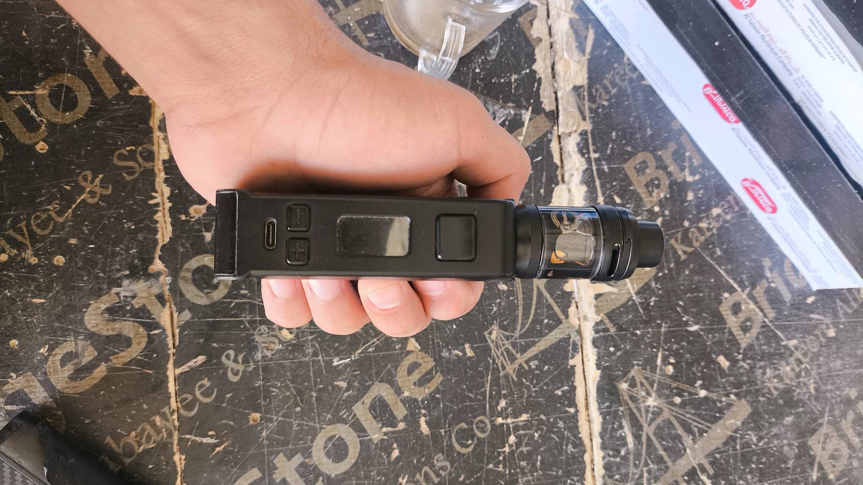للبيع: جهاز شيشة إلكترونية (Vape Box Mod)
​نوع الجهاز: مود بمقبض ذو المظهر الكربوني (Carbon Fiber Look).  
​الشاشة والتحكم: شاشة رقمية مع زر للتشغيل وزرين للتحكم.  
​التانك: تانك GeekVape بحالة ممتازة.  
​البطاريات: يحتوي على بطاريتين قوية من نوع Samsung 21700 (INR21700-40T).  
​الحالة العامة: تعمل بشكل ممتاز ومع كافة ملحقاتها الموضحة في الصور. (ملاحظة: يمكنك إرجاع أو إزالة الغطاء الخلفي للتأكد من المظهر).  
​السعر المطلوب: (150الف دينار عراقي
المكان / الموقع: (صلاح الدين تكريت)
التواصل: الرقم (***********)وتساب 
ملاحضه بدون الكاترج او التانك مالت ينباع وحده
منوچي مدة الاستخدام وحالته هسه؟ وهل البطاريتين بعدهن قويّات وما بيهن ضعف أو مشاكل بالشحن؟: 
استخدام قليل جدا وفي حاله جيده
هل يجي ويا الجهاز كل الملحقات مثل الشاحن، الكويلات الإضافية، والعلبة/القطع الأصلية لو بس الموجود بالصور؟: 
يجي وياه الجهاز فقط بطاريات 
هل بيه أي خدوش، تهريب، أو عطل بسيط لازم ينذكر قبل البيع؟ وهل السعر قابل للتفاوض لو نهائي؟: 
لا يوجد
إذا يريد المشتري يستلم/يوصله، شنو منطقة التسليم بالضبط بتكريت أو صلاح الدين؟: 
تكريت ويوجد توصيل