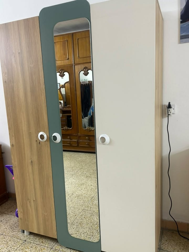 ميز تواليت ب125 
كنتور 3 ابواب ب275 
اخذتهم من هوم سنتر 
نظيفات استعمال قليل جدا والكنتور عميق وبي رف فوق ورف تحت وتعلاقه ورفوف داخليه 

***********
السيديه
