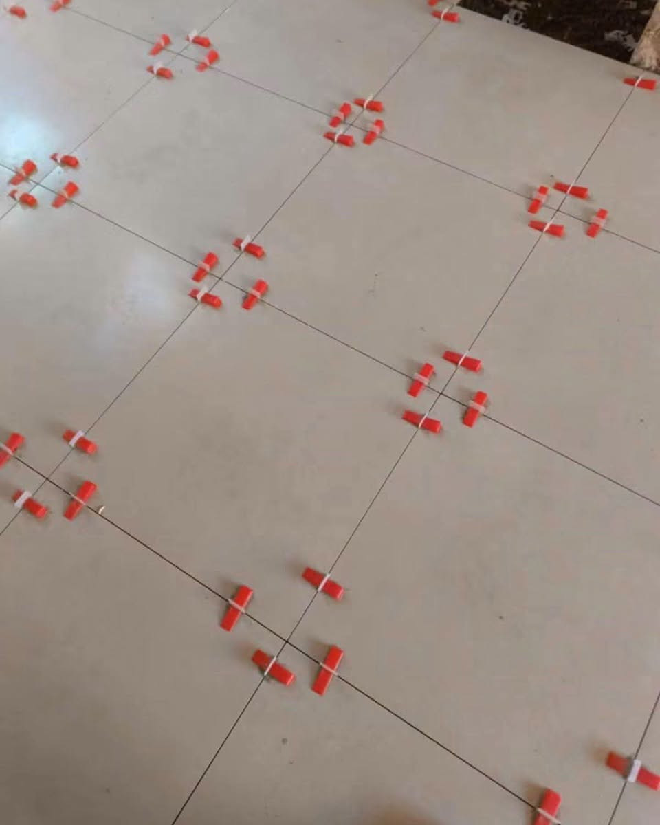 ✨ عمل سيراميك وبورسلين - دقة وفن مو بس تلزيك ✨

عندك بيت عظم وتريد شغل يبيض الوجه؟
تعال شوف الفرق بين شغلنا وشغل السوق 👇

نشتغل:
🔹 سيراميك حمامات ومطابخ - نقشات حديثة
🔹 بورسلين كبير الحجم 60x120 و 80x80
🔹 بورسلين خشبي ومرمر فاخر
🔹 ارضيات صالات وغرف نوم
🔹 قص ليزر وتركيب بدون فواصل واضحة

ليش تختارنا؟
✅ قص دقيق بالليزر - زوايا 45 درجة نظيفة
✅ وزن وعدالة بالليزر مو بالعين
✅ مادة لاصقة أصلية - مو اسمنت عادي يطك
✅ تسليم نظيف وغسل المكان ورانا
✅ ضمان ما يطك ولا يفطر

📍 شغلنا داخل كربلاء وجميع الأقضية والنواحي
📞 احجز معاينة مجانية هسه: ***********

شغل يطول عمر - مو شغل يومين

#سيراميك_كربلاء #بورسلين #تشطيب_بيوت #مقاولات_كربلاء #عمار_كربلاء #تركيب_سيراميك

نص مكتوب في الصور:
- عمل سيراميك وبورسلين - دقة وفن عمار كربلاء غرف معيشة فاخرة | بورسلين كبير الحجم للتواصل والاستفسار *********** خدماتنا متوفرة في كربلاء وجميع المناطق | عمل متقن • تشطيب فاخر ضمان العمل والتسليم دقة وجودة عالية تركيب احترافي
