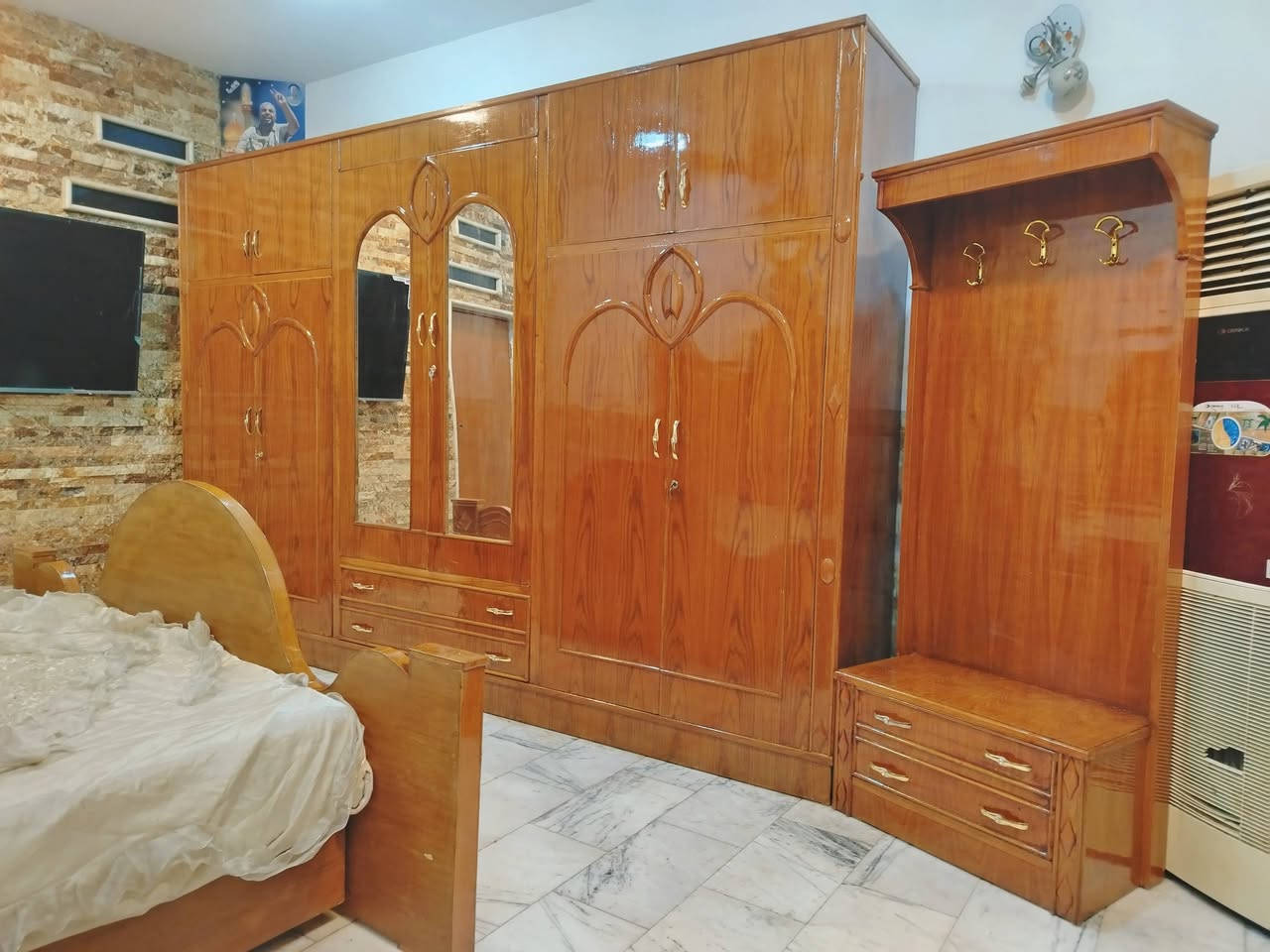 غرفة نوم تسكام صاج داخل وخارج شغل ثقيل ضهر جرجوبه خمسه ملم استعمال قليل اخت الجديد مكفوله من الشخط تكمه الواقع احله من الصور العنوان حلة حي الجزائر  ***********.    ***********
