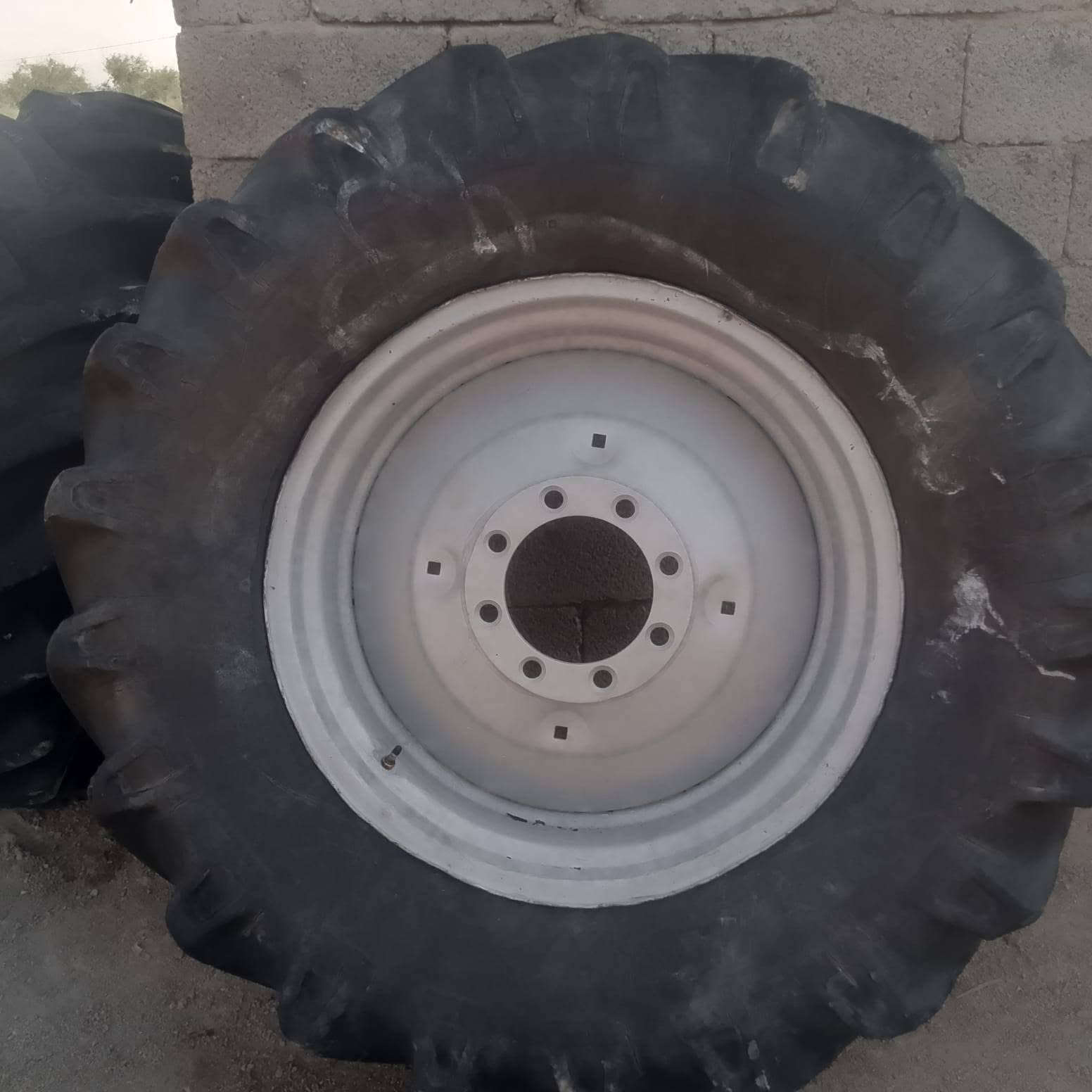 سلام عليكم زوج تايرات مال بلاروس 2003 نضاف شرط مابيهن ضرب  لحجم18/30 شراي اتصل***********
