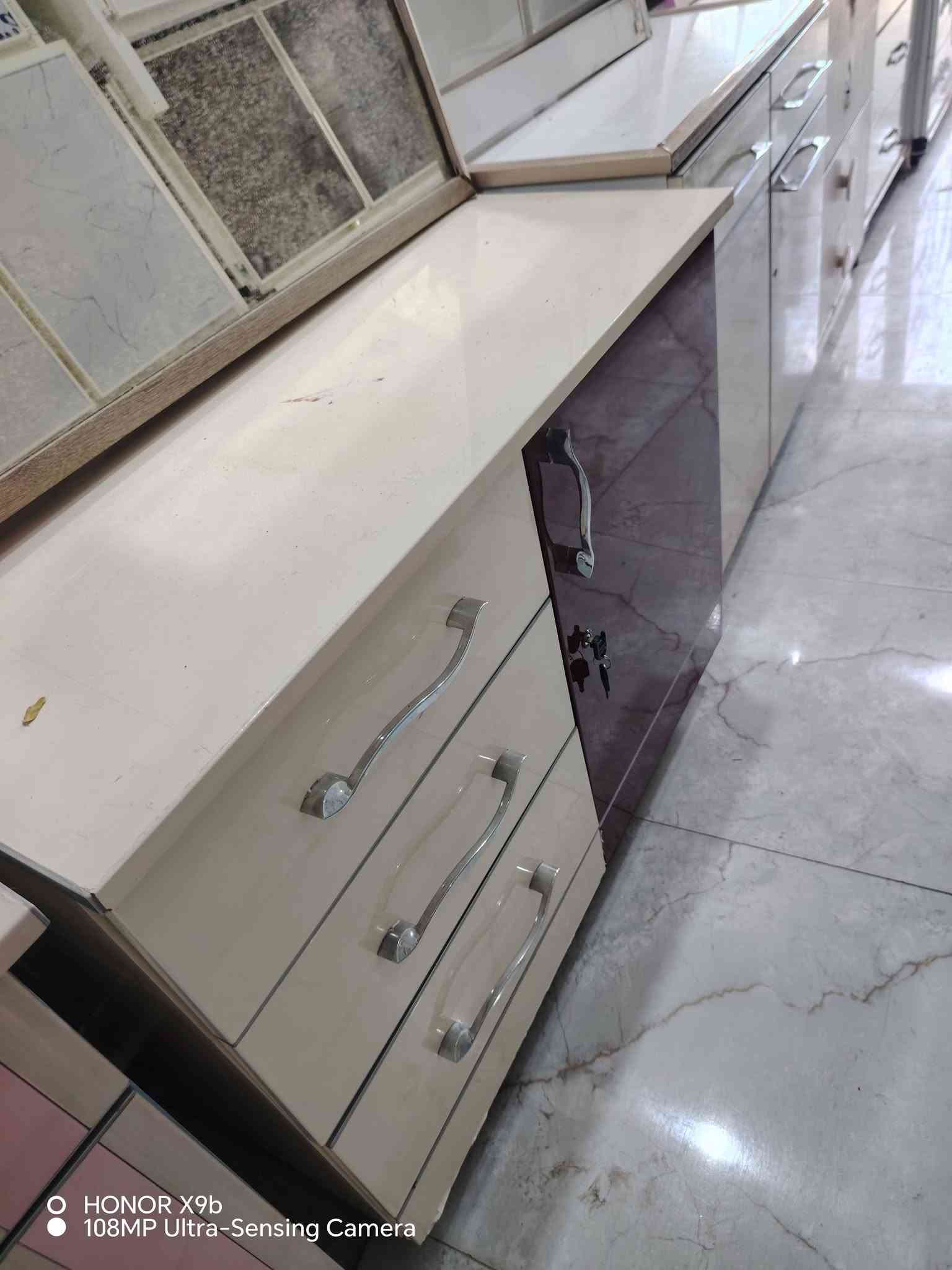 ميز تواليت • مستعمل • ديالى بلدروز
