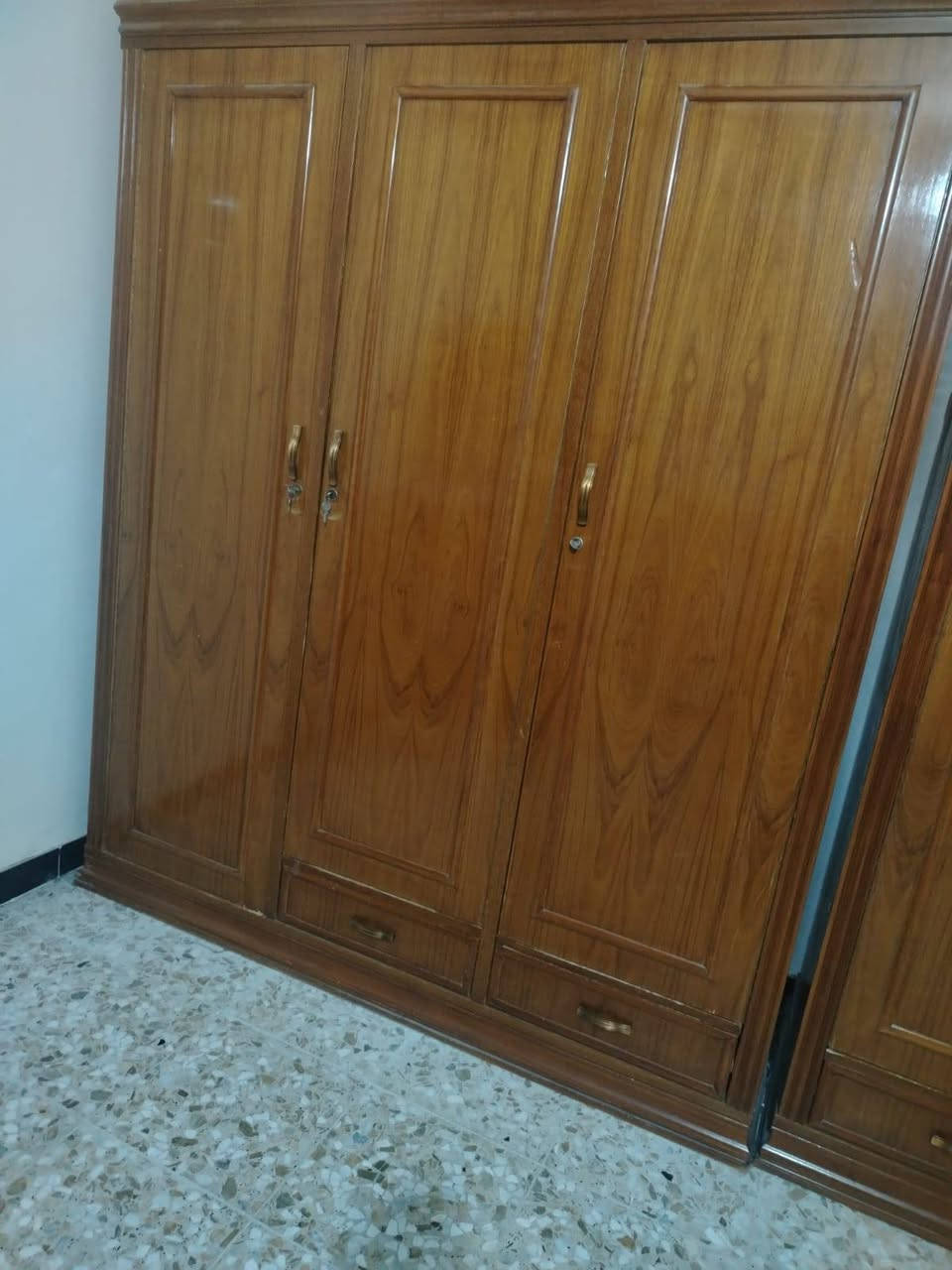 سلام عليكم كنتورين كل واحد 3بوب صاج شغل احطاطه بوب استندركبس صاج وقبلمه زان النضافه 95 بالميه الواحد 200بي مجال بصيط التواصل/ ***********
