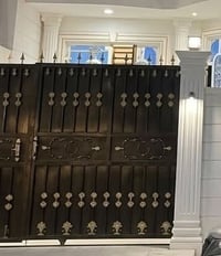 باب للبيع نظيف بس بي شويه زنجار من وره  يحتاجله صبغ السعر ٢٠٠ وبي مجال...