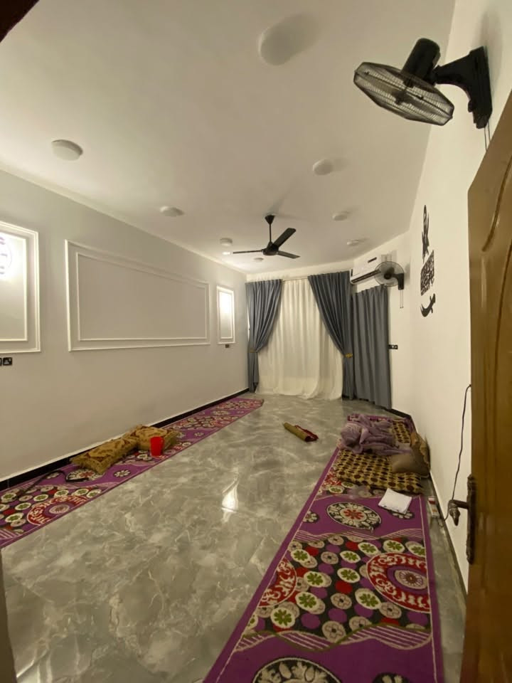 🔹دار سكن للبيع 
🔹الديوانية حي الجامعة
نهايه شارع عشرين ثاني فرع على اليسار  
🔹سند 25 زراعي مشمول تطويب وخدمات
🔹مساحة الدار 200م
🔹يتكون البيت من 2 غرف وصاله واستقبال و 2 حمامات ومطبخ حار وبارد 
🔹يحتوي على نقوصات ارضيه غرفتين وصاله مسويهن لاكن شغلهن مو صحيح ويحتاج قلع 
وايضاً ستاره واشتايكر. 
السعر90 وبي مجال حك النقوصات
للاسفسار *********** وتساب
