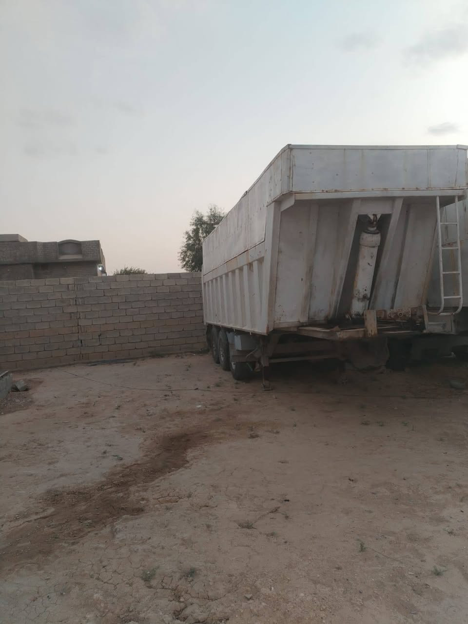 بودي البيع تك تاير  دنكير مربع  حموله 36 طن كلو شرط ***********
