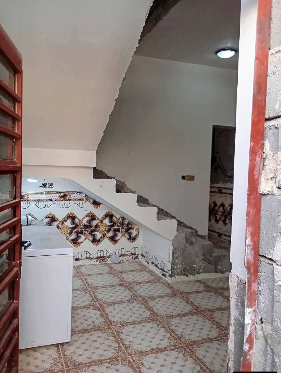 مشتمل للبيع مساحه ١٠٠م الجغيفي الثانيه نهاية سياج الخلفي للمقبره الاسلاميه يبعد عن سياج المقبره ١٠٠متر تقريبا طابو زراعي شارع ١٥ متر يحتوي المشتمل على غرفه ومطبخ وحمام وصاله واستقبال بي شويه نقوصات والاستقبال مو كامل السعر ٣٨ مليون قفله  للاستفسار ***********/***********
