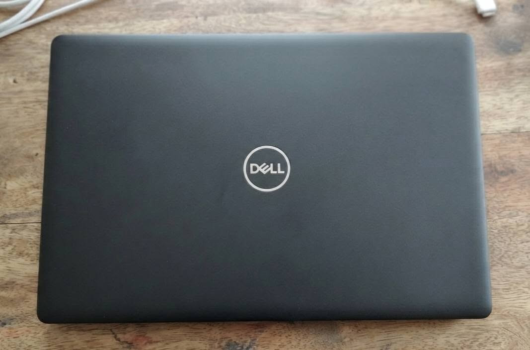 للبيع: لابتوب Dell Latitude أداء قوي وسريع - فرصة للاستخدام المكتبي والبرمجة وللطلاب ايضاا
لابتوب Dell Latitude - معالج i5 (جيل سابع) - رام 16GB - تخزين 512GB SSD - كرت شاشة 2GB

للبيع لابتوب Dell Latitude العملي والمعروف بتحمله وقوته، الجهاز بحالة خارجية ممتازة ونظيفة جداً (كما تظهر في الصور). مزود بمعالج سريع ورامات بحجم 16 جيجابايت مع هارد SSD 512GB، مما يمنحك سرعة فائقة جداً في الإقلاع وتشغيل البرامج الثقيلة (كالبرمجة، التصميم، والأوفيس) بدون أي تعليق، بالإضافة إلى كرت شاشة منفصل.

​المواصفات التفصيلية:

​المعالج (CPU): Intel Core i5 - الجيل السابع.

​الذاكرة العشوائية (RAM): 16 جيجابايت (تتحمل مهام متعددة بكفاءة عالية).

​التخزين (Storage): 512 جيجابايت SSD فائق السرعة.

​كرت الشاشة (GPU): منفصل بسعة 2 جيجابايت للألعاب الخفيفة والتطبيقات الرسومية.

​الشاشة: 14 بوصة بدقة عالية ومضادة للانعكاس.

​المميزات: إضاءة خلفية للوحة المفاتيح (Backlit Keyboard)، كاميرا ويب، ويندوز أصلي.

​ملاحظة الأمانة والشفافية: الجهاز نظيف جداً وخالي من العيوب الهندسية، البطارية تعمل لمدة تقارب الساعة (تعتمد على الاستخدام)، والجهاز جاهز للعمل مع الشاحن الأصلي المرفق.

​السعر المطلوب: 300,000 دينار عراقي (قابل للتفاوض بشيء معقول للجادين).

للتواصل: (*********** أو راسلني على الخاص)
للبيع: لابتوب Dell Latitude أداء قوي وسريع - فرصة للاستخدام المكتبي والبرمجة وللطلاب ايضاا
